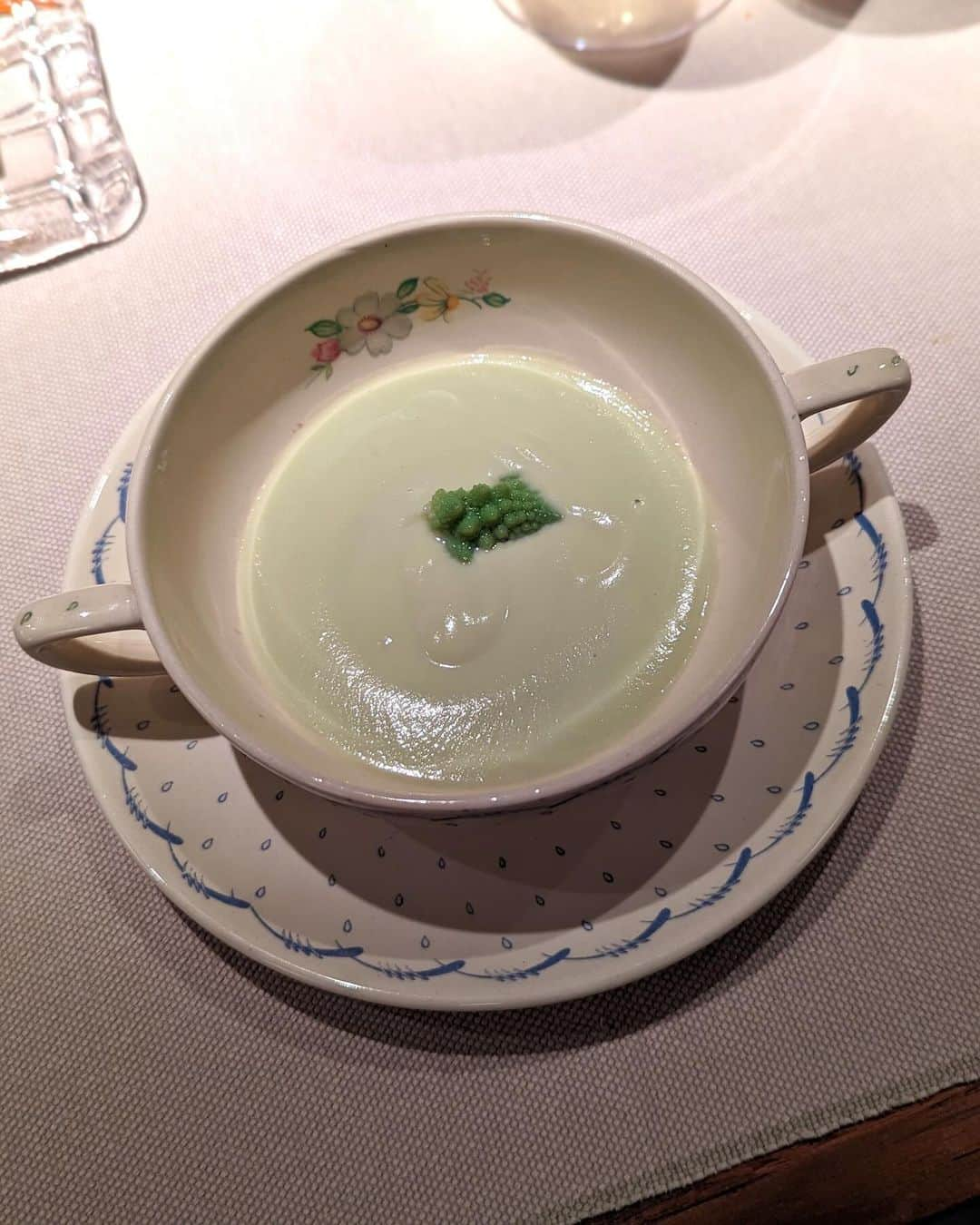 安岡あゆみさんのインスタグラム写真 - (安岡あゆみInstagram)「. 📍 Saucer 3度目の訪問🇫🇷 ソーセは「ソースをかける」「ソースを拭いとる」という意味のフランス語🥄 その名の通り、選りすぐりの素材の旨みを味わい/香りで凝縮したソースがほとんどのお料理に使用されています。 蝦夷鮑がたっぷり入ったイカ墨のフライ（5枚目）が絶品でした☺️ . . #saucer #french #frenchrestaurant #ayumi_y_gourmet #ソーセ #フレンチ #フレンチレストラン #モダンフレンチ #代官山フレンチ #代官山グルメ #代官山ディナー #代官山」11月26日 16時16分 - ayumi_yasuoka