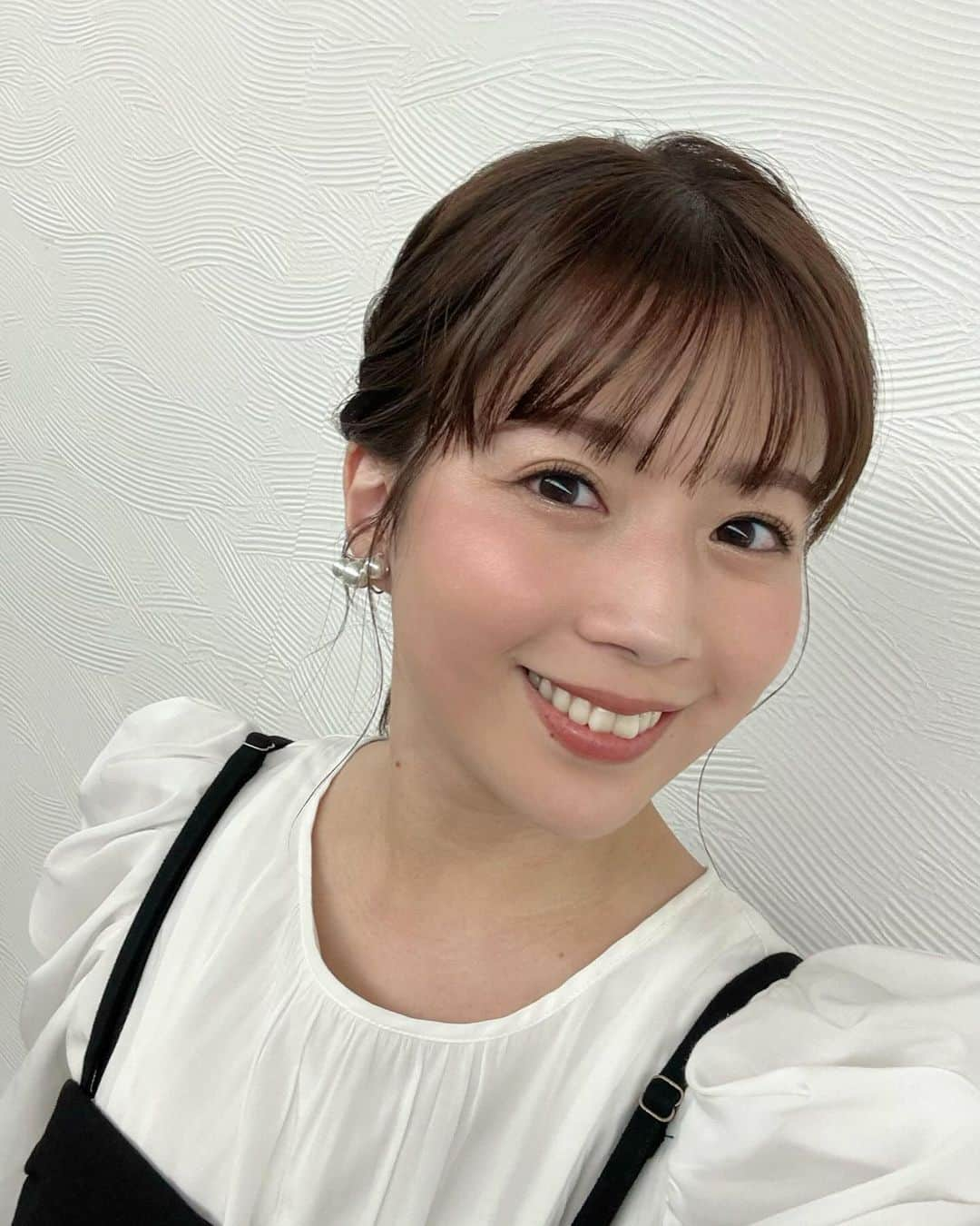 田中萌のインスタグラム：「* さむ〜🤧 ダウンデビューしました(薄手)  今日はこれから友達の結婚式に参列します🫶  ✴︎衣装✴︎ シャツワンピース&靴 @randa_pic イヤリング @osewaya_official  #衣装」