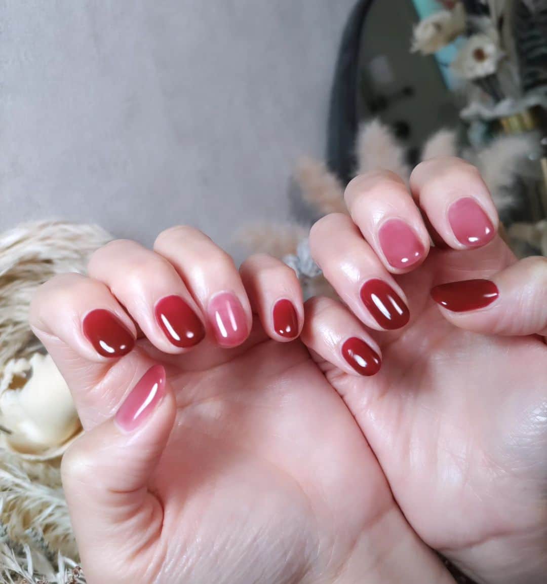 和泉杏のインスタグラム：「赤とピンクのジェルネイルお気に入りです💅  私はどうやら爪が伸びるのが早いらしいので、今回いつもより短めにしてもらった♡  ネットで見つけた可愛いデザインの、ピンクを少し落ち着いた色にしてもらいました💮  #ネイル #nail #naildesign  #ジェルネイル #gelnails #シンプルネイル #simple #rednails #pinknails」