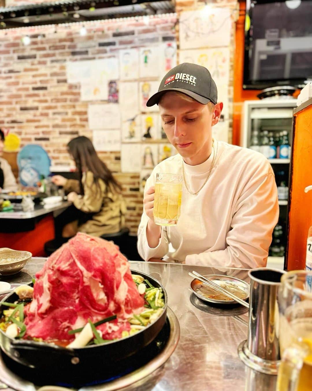 小原ブラスさんのインスタグラム写真 - (小原ブラスInstagram)「ああぁ #寒い 🥶 急に冷える日に食べたくなるのが #辛い #韓国料理 🌶️  #東京 で韓国料理といえば #新大久保 あたりに食べに行くのが普通なのかな？でもあそこ、若い娘達が金を落とす訳でもなくぶらつき回ってていつだって大混雑でしょ？若い娘を求めた輩も集まるし...私のような高貴な大人が近寄ったら磁場が狂うってもんよ。  そんな時は新大久保から歩いて5分。「新」がつかない方のただの #大久保 が空いてるから精神的に楽。  今回私がお邪魔したのが、大久保駅南口のすぐそば、韓国の鉄板焼き「味在(あぜ)」 @aje20204 さん。 予約もせずに行ったのだけど、親切なお姉様が「たまたまグッドタイミングです！」って席を1つ開けてくれました😚  (あ、これ宣伝でもPRでもないことをお知りおきくださいませ😌No money💰)  1番人気メニューは写真の「サントミ水カルビ」  辛めの #なべ に、野菜ボーン、その上にカルビ肉ボンボーン🍖奥には骨付きカルビも入ってて、お肉の出汁がよく出てグツグツでござんした。最後は店員さんが肉を崩して中に入れて通常の見た目に🤭このような料理が本当に韓国にあるのか疑いは払拭しきれませんが、細かいことを気にしないワカチコで非常に満足。  こちらの鍋に、他の料理に、ドリンクも数杯頂いてお腹パンパンにしてもらって1人3300円。 安いやすーい！(夢グループ姉さん風)  安さの理由を推察するに、尋常じゃない“モヤシ”の量。ほら、イソフラボンたっぷり！なんて言っても、モヤシって30円とかで売ってる貧乏人専用野菜でしょう？  でもね、味がよーーく沁みたモヤシって、その辺の高級野菜を超えてくるのよ！モヤシが私に幸せをくださいました😋  「味は値段に比例しない。」 #ブラスのお墨付き店 認定 ☑️  ===本日のボヤキ===  #クリスマス に向けて「彼氏作らなきゃー」「彼女作らなきゃー」って焦っている人を見かける季節。  イベント用の恋人ってそんなに欲しいものなのかしらね。  もう、私の場合は悟りを開いちゃったもんで、最後の生涯の伴侶と出会う以外に、恋愛して失敗してまた新しい恋人作って...というプロセスが必要なくなってしまったわ。  だから、この季節に必死になってる人を見ると「皆まーだ恋愛から学びを得る段階で可愛い😌」って感じになるの。  もうね、多分前世なりでそういうの学び終わった気がしてて、、、今世ではあと一発でビビっと伴侶を見つけられたら時間もお金も別のことに充てれていいわ。仮に今世で伴侶いなかったら、来世でいいし🎵あ、肉体関係専門人は別よ？  (なんか変な宗教ハマってると思われたくないから言うけど、一人で勝手に悟り開いてるだけだからね😂 #アーメン )  #うだうだ言ってねーで　#うまいもん　#たらふく食べろ #死んだら #食えねーぞ #ぴ」11月26日 16時10分 - kobara.vlas