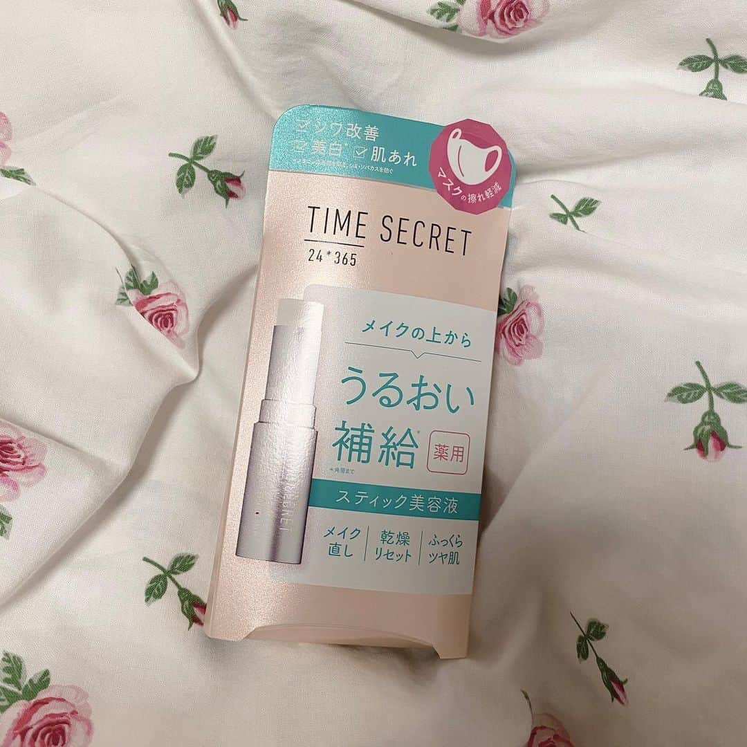 金城愛珠さんのインスタグラム写真 - (金城愛珠Instagram)「. @timesecret_official のスティック美容液🤍🕊️ メイクの上からでも塗れるから仕事終わりのお直しによく使うことが多い🪞 マスクの擦れを軽減したり乾燥から肌を守ってくれる効果もあるみたい！ 素肌にも使えるから寝る前目元に使うのもおすすめです💡  #PR #タイムシークレット#timesecret#スティック美容液#美容液スティック#薬用デイエッセンスバーム」11月26日 16時11分 - arisu_kanaki