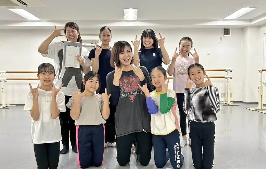 栗山絵美のインスタグラム：「紋子バレエ教室さんに呼んで頂き、ミュージカルアクトワークショップ✨🩷 普段は美しく優雅に舞っているレディー達が、ミュージカルに挑戦！ 皆、スパルタな私に喰らいついてきてくれました😊✨ 難しい曲なのに、よーく頑張った！ありがとう！ 私が一番楽しんでしまったかも知れない！笑  主催の紋子先生、呼んで頂き、ありがとうございました♥」