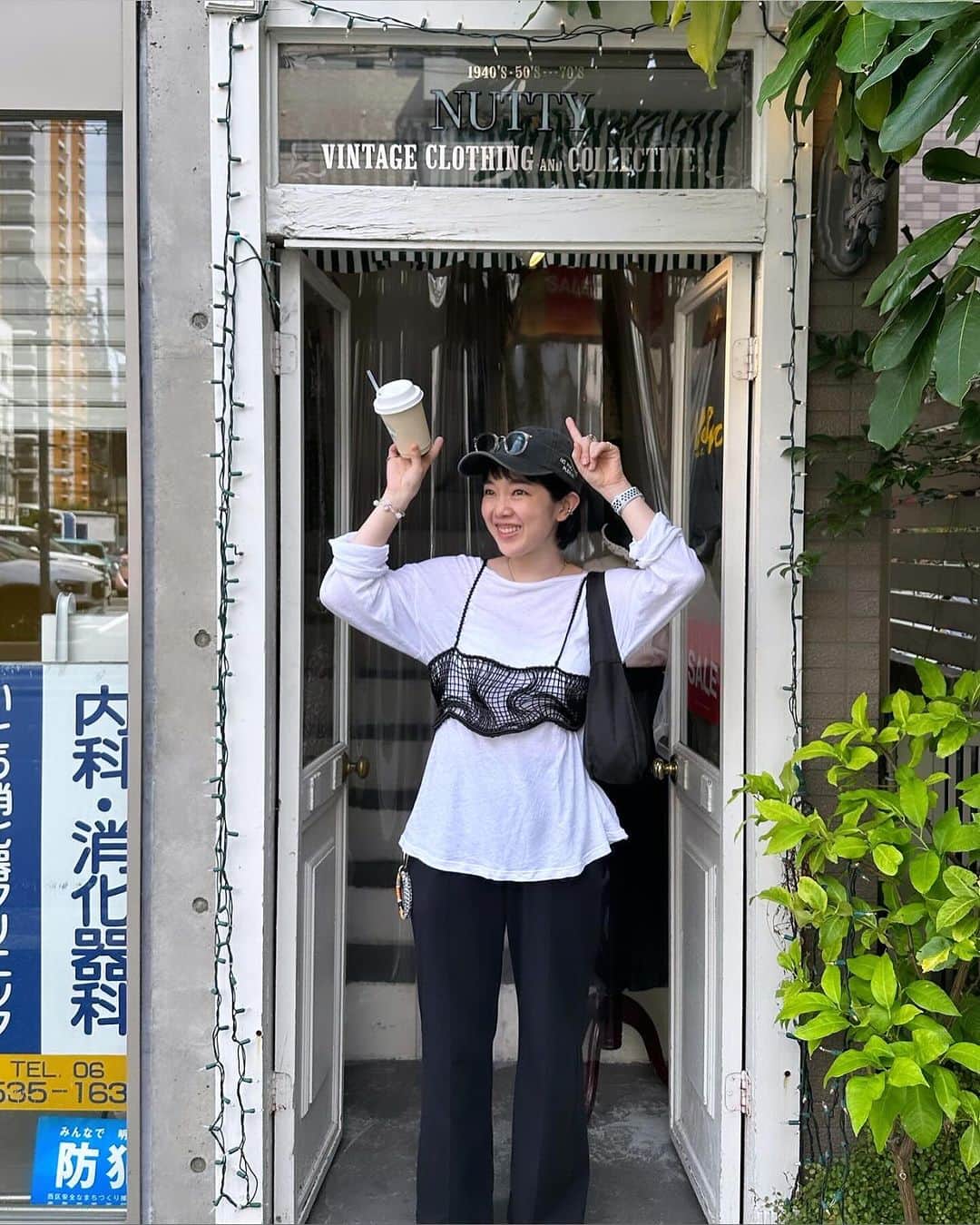 佐藤史果さんのインスタグラム写真 - (佐藤史果Instagram)「今更ながらですが🥹💭  2023・夏のおもひで〜in Osaka.!!! with @miyuki_lifeoffiber @lifeoffiber   🦸🏻‍♂️ 🌞 🐙 🎈 🪁 ✨ ・ ・ お洋服好きなふたりによる、掘り出し物FIND OUTしちゃうぞTRIP〜🚅💨💫 ・ ・ @nutty_vintage さんでの可愛いすぎたお洋服達に心ときめかせていたこの日💝🙈 入り口前で記念写真🚪♡ photo by @miyuki_lifeoffiber 🫂♪ ・ ・ @201showroom さんは雰囲気からしてどこもかしこもときめき度💯点満点でした。🙏🏻❤️ @remonsyouten Yukakoさんが教えてくれたお店🥰💕 ・ ・ @magnets_osaka さんでは貴重な1940's〜のアメリカ軍のブルマーをGET.🫐✊🏻💙 レイヤーに着ても単体で合わせても👍🏻だし、チラ見せでポイントとしてもとっても可愛いフォルムで🙈🩷 手に取った瞬間からすでにうきうきわくわくしてしまっていたなぁ。🤤💭🌈 松葉杖をラックにしていたのはとても斬新だった！！🩼！！ ・ ・ #fashionholic  #掘り出し物  #osaka  #trip  🩵 🩵 🩵」11月26日 16時26分 - sato_fumika