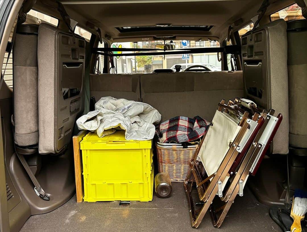藤田敦子さんのインスタグラム写真 - (藤田敦子Instagram)「ㅤ Labyrinthの片付けようやく🤪  遅すぎますが、10月頭くらいから何気に マジで時間作れなかったあああ😭  しっかり倉庫に収納して 車に必要なものだけ乗せて 今週👻たちを千葉に連れてくから 車の片付けしました🙌  ちなみに私の車の上には @thule のテントが積んであります。 開くと2枚目のようになるのですが 今までキャンピングカーやらなんやら いろいろ経験した中で、一番寝心地が良く 10頭のLabyrinthの気候でも、夜 Ambient聴きながらここで うとうとするのが本当に天国。  すっかり寒くなってきたので 次のこのテントの出動は、2024春以降だなあ。  倉庫も車も綺麗になり 玄関のものもほぼなくなり家も少しずつ快適に。  忙しすぎたので、年末はゆっくり過ごそうと思います。  #blendacarlife #prado #プラド #prado95 #95prado #95プラド #95プラドのある生活 #95プラド丸目」11月26日 16時26分 - blenda0305