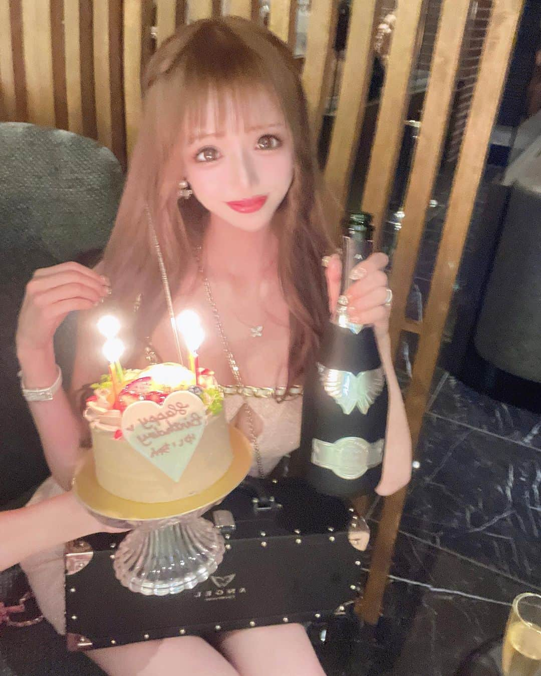 美咲ゆいさんのインスタグラム写真 - (美咲ゆいInstagram)「時差だけどうれしかったから載せる🌼 誕生日前にお祝いしてもらった時の🎂🥂 みゆうとみれいさんが可愛く上手くたくさん写メ撮ってくれてたの😭✨ しあわせゆいぴ🧸💓  #ジェントルはエンジェルシャンパン事前発注制 #エンジェルシャンパン  #可愛いシャンパン  ＃ケーキ」11月26日 16時19分 - yui.m17