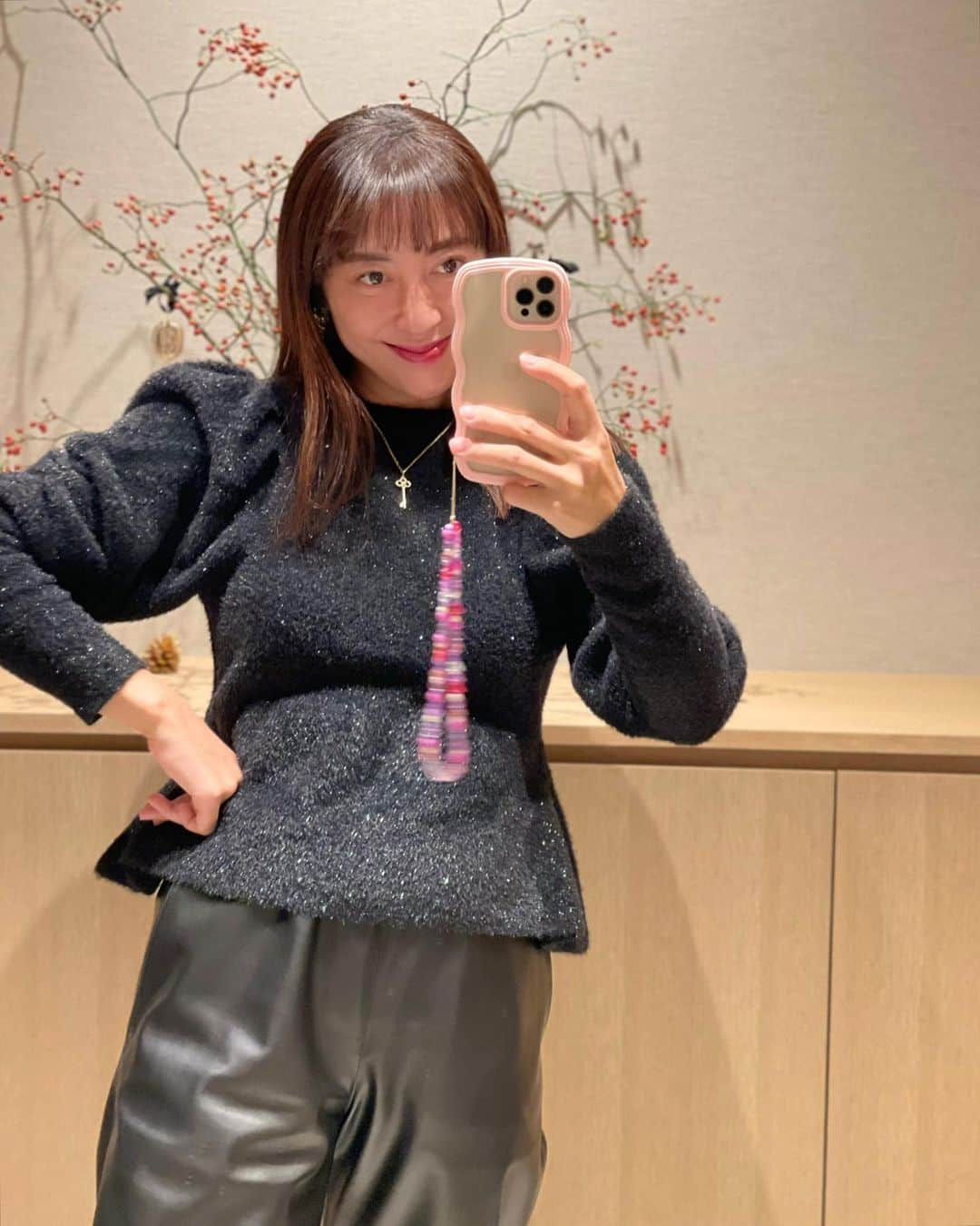 小川ひとみのインスタグラム：「今日はFamily day🖤 All blackのコーディネート💫 Glittering knit✔︎ キラキラ伝わるかな🥰 ラメが入ってますが ちくちくしません🫶 むしろふわふわです💓 @jnhearts  #love #sunday #jnhearts」