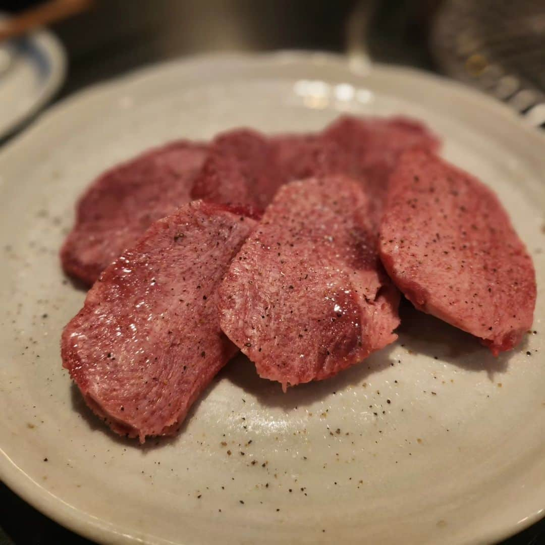 風子さんのインスタグラム写真 - (風子Instagram)「高円寺の南口すぐの焼肉屋さん😺  焼肉をライスペーパーで包んで食べたの初めて😻  友達が包むの下手だったの可愛かった😹  どの部位も美味しいんだけど、特におすすめは 厚切りタンとレバー🫶🫶🫶🫶🫶🫶🫶  本当に美味しくて…❣️感動レベル😻 絶対食べてほしい！！  PR @fukubeko.koenji #福べこ #東京グルメ #高円寺グルメ #東京焼肉 #高円寺焼肉 #問屋直営 #高円寺ディナー」11月26日 16時21分 - pchan030