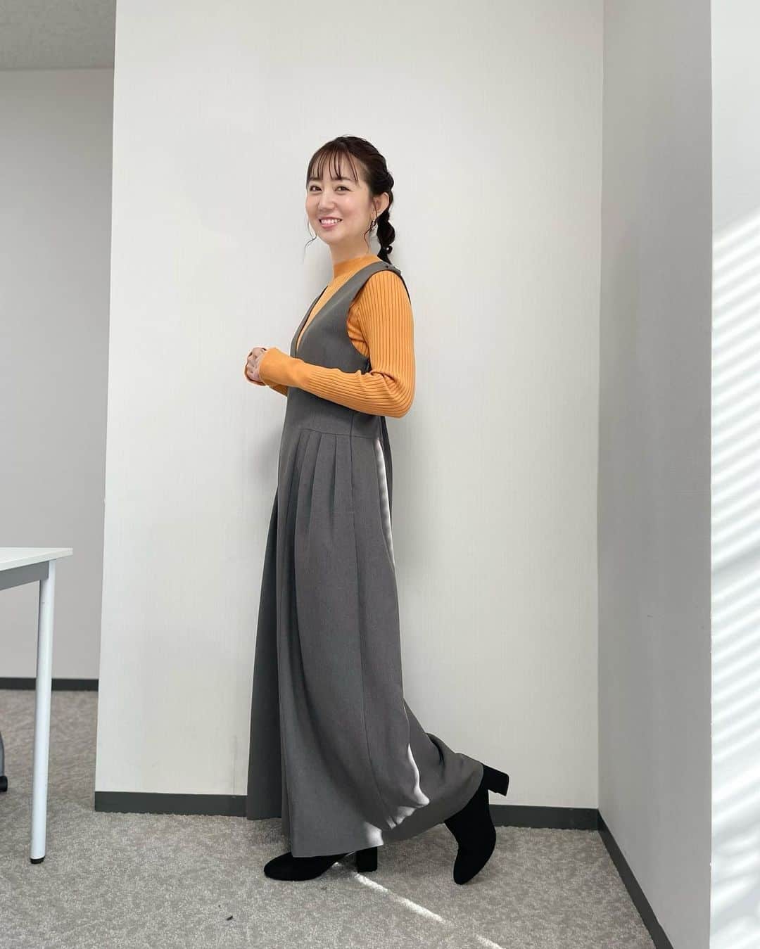 豊崎由里絵のインスタグラム：「. あっという間に11月が去ろうとしている！😳 皆さまのお家は すでにクリスマス仕様になってますか？ 私は毎週「そのうちに、」と思ってきましたが 今週末は運動会が2つあり バタバタしすぎて無理でした。 来週末には絶対にクリスマスツリーを出すことを ここに宣言させてください。 （できる気がしない）  最近のモニフラ衣装はこちら🥰  🍀11/13(月)【ブラウンベストドッキング風ブラウス＋グリーンパンツ】 →@pierrot_shop  🍀11/14(火)【水色スキッパーブラウス＋白レーススカート】 →@pierrot_shop  🍀11/15(水）【くすみグリーンニット＋チェックニットスカート】 →@pierrot_shop  🍀11/17(金)【白パイピング×ピンクブラウス＋ベージュパンツ】 パンツ→@granyamaki  🍀11/20(月)【ドットアシメブラウス＋ピンクパンツ】 ブラウス→@rawfudge_official パンツ→@granyamaki  🍀11/21(火)【ドット×リボンワンピース】 →@granyamaki  🍀11/22(水）【オレンジハイネック＋グレーオールインワン】 オールインワン→@rawfudge_official  🍀11/24(金)【白ハイネック＋キャメルベスト＋テラコッタパンツ】 ベスト&パンツ→@rawfudge_official」