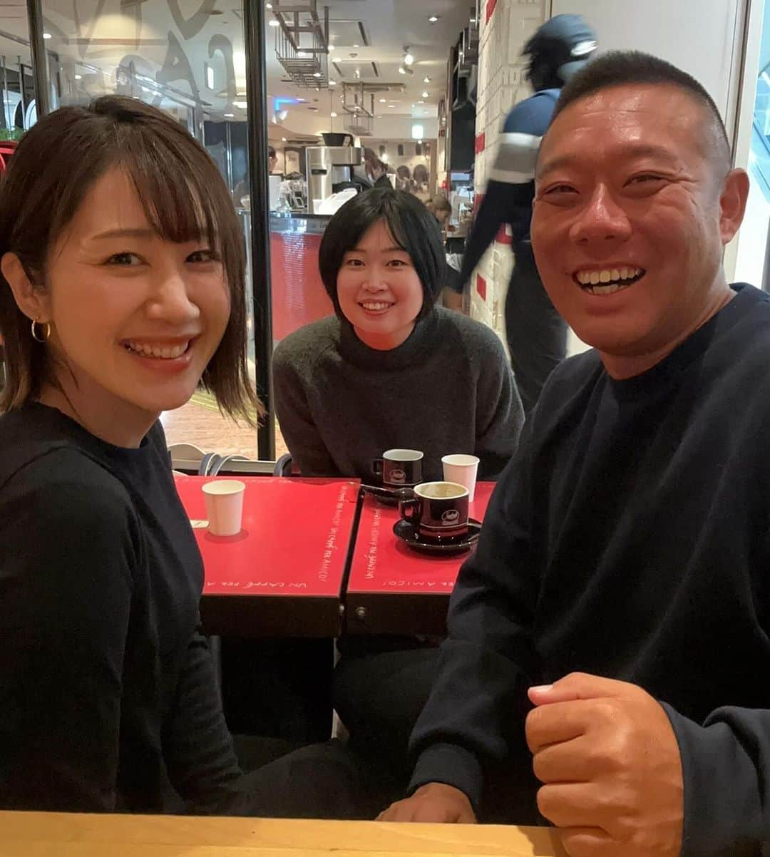 Yuri Sakuraiさんのインスタグラム写真 - (Yuri SakuraiInstagram)「元プロバレー選手のかなさん！  先日の東京でも打ち合わせを！ かなさんは元々、 日本代表選手が多く所属するチームなどで選手をされ、 引退した直後に出会いました！  今まで所属としてやってくる中で、 フリーで活動していくこと、 アスリートのセカンドキャリアを真剣に考えるかなさんに、自分はSNSの発信やブランディングという所などでかかわらせて頂き、 沖縄に来た今でも、東京出張の度に打ち合わせで顔を合わせています！  かなさんは、パートナーの光くんとともに、 自身のSNSを強めながらも、 愛犬ピノや新しく仲間入りしたわんちゃんのパルムのアカウント運営をして、総フォロワー数は約60万人！という人気わんちゃんの飼い主さんなのです！  今では、SNSだけじゃなく、 色々な企業さんとコラボしたり、 イベント開催をすればすぐに埋まってしまうなど、今はアスリートしてではなく、新たなジャンルで活躍中です！  ずっとバレーの環境に身を置いて頑張ってきた分、違う環境でのチャレンジに不安や迷いを持ちながらでも、 身につけたSNSというものから、 活躍を見たり、 東京に行く度打ち合わせしますが、 毎回色んな変化をもってきてくれるので、 めちゃめちゃ楽しみにしていています！  来年2月に開催する沖縄マラソンも、 一緒にチャレンジするので、 そちらも楽しみです！！  かなもん、頑張ろう！！！  #バレーボール#バレー選手#Vリーグ#アスリート#セカンドキャリア#ガウガウ犬#犬のいる暮らし#犬#ペキチワ#チワペキ#ミックス犬#ピノ#pino#沖縄マラソン#沖縄#フルマラソン#沖縄移住#沖縄移住生活#東京出張#東京」11月26日 16時34分 - yuri_sakuraiii