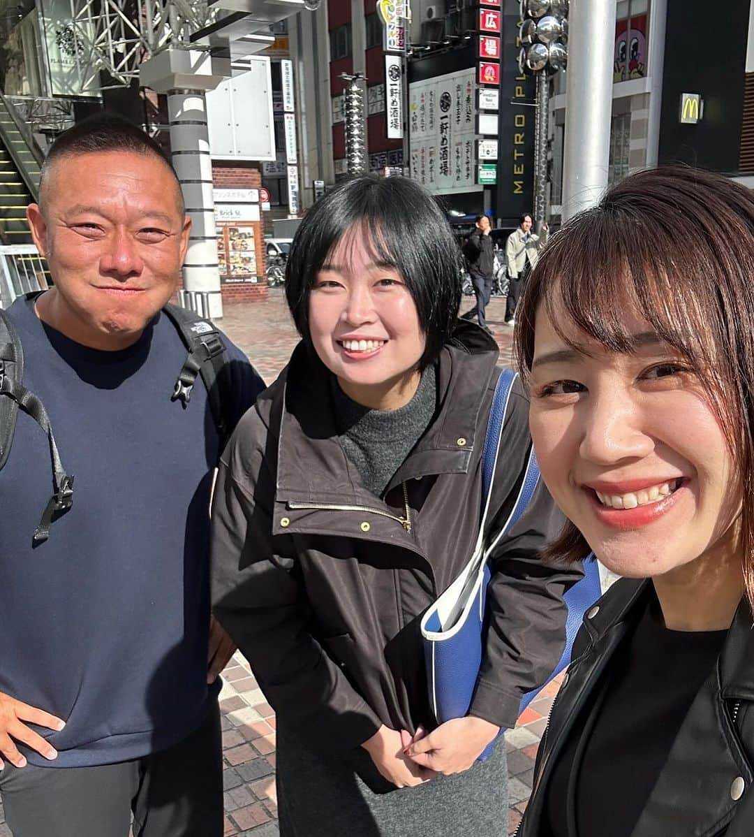 Yuri Sakuraiのインスタグラム：「元プロバレー選手のかなさん！  先日の東京でも打ち合わせを！ かなさんは元々、 日本代表選手が多く所属するチームなどで選手をされ、 引退した直後に出会いました！  今まで所属としてやってくる中で、 フリーで活動していくこと、 アスリートのセカンドキャリアを真剣に考えるかなさんに、自分はSNSの発信やブランディングという所などでかかわらせて頂き、 沖縄に来た今でも、東京出張の度に打ち合わせで顔を合わせています！  かなさんは、パートナーの光くんとともに、 自身のSNSを強めながらも、 愛犬ピノや新しく仲間入りしたわんちゃんのパルムのアカウント運営をして、総フォロワー数は約60万人！という人気わんちゃんの飼い主さんなのです！  今では、SNSだけじゃなく、 色々な企業さんとコラボしたり、 イベント開催をすればすぐに埋まってしまうなど、今はアスリートしてではなく、新たなジャンルで活躍中です！  ずっとバレーの環境に身を置いて頑張ってきた分、違う環境でのチャレンジに不安や迷いを持ちながらでも、 身につけたSNSというものから、 活躍を見たり、 東京に行く度打ち合わせしますが、 毎回色んな変化をもってきてくれるので、 めちゃめちゃ楽しみにしていています！  来年2月に開催する沖縄マラソンも、 一緒にチャレンジするので、 そちらも楽しみです！！  かなもん、頑張ろう！！！  #バレーボール#バレー選手#Vリーグ#アスリート#セカンドキャリア#ガウガウ犬#犬のいる暮らし#犬#ペキチワ#チワペキ#ミックス犬#ピノ#pino#沖縄マラソン#沖縄#フルマラソン#沖縄移住#沖縄移住生活#東京出張#東京」