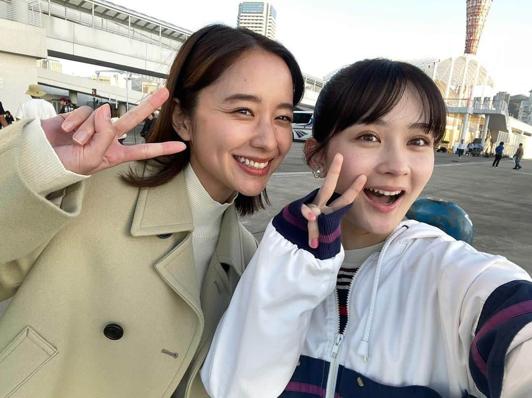 堀田真由のインスタグラム：「・ たとえあなたを忘れても 第6話の放送です🌛 茜ちゃんのこれまでのお話や 美璃の抱えるトラウマ。 それぞれが過去の自分を 大切な一部として受け入れ、 向き合う姿が本当に美しいです。 そして、美璃のオリジナル曲も完成するよ☺️ 愛でいっぱいの物語。今夜も届きますように  可愛い可愛いめいちゃんと📸💓 @anawasu_abc」