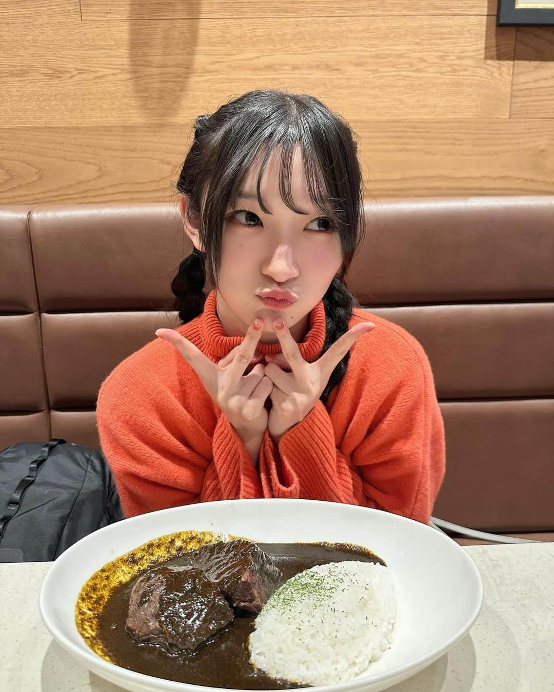 宮本佳林さんのインスタグラム写真 - (宮本佳林Instagram)「♡  Mgさんとカレー カレー屋ボングーさんの ビーフカレー200ｇを頼みましたが 絶対次から100ｇにします。 食べきったけど満腹すぎてビックリしました😂 空腹だからーとか言ってなめてましたすみません。 Mgさんはチーズビーフカレー的なのにしてました😂  #カレー屋ボングー  #欧風カレー  #ビーフカレー #美味しかった」11月26日 16時28分 - karin_miyamoto.official