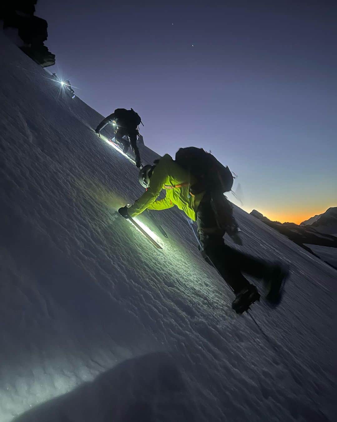 マックパックさんのインスタグラム写真 - (マックパックInstagram)「Couldn’t be happier at the end of the working week. Made it up and down Mount Aspiring on Saturday - with an epic crew.   Stoked to pull this one off. It’s been in my dreams for a long time. Such a beautiful mountain and a center piece to this amazing place. #mtaspiring #mountaineering #nzmountains #knockedthebastardoff #weatheranything @macpac」11月26日 16時29分 - macpac