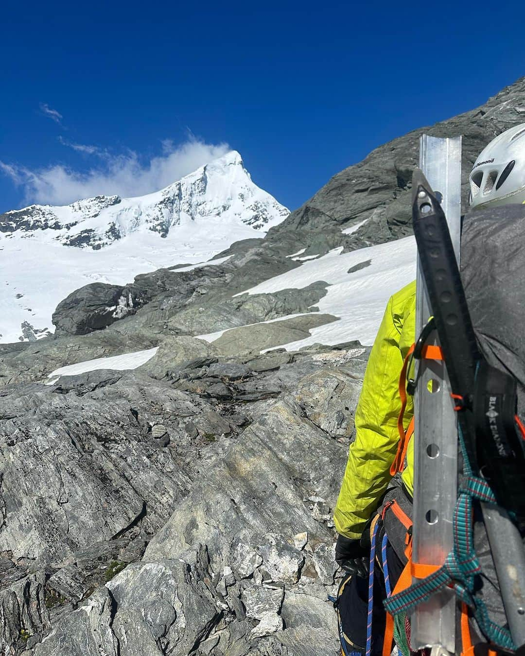 マックパックさんのインスタグラム写真 - (マックパックInstagram)「Couldn’t be happier at the end of the working week. Made it up and down Mount Aspiring on Saturday - with an epic crew.   Stoked to pull this one off. It’s been in my dreams for a long time. Such a beautiful mountain and a center piece to this amazing place. #mtaspiring #mountaineering #nzmountains #knockedthebastardoff #weatheranything @macpac」11月26日 16時29分 - macpac