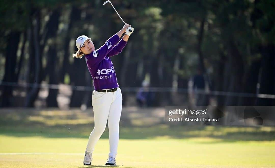 高橋彩華のインスタグラム：「＊ 今年最後の試合。沢山の応援ありがとうございました！ 沢山の方々の支え、サポート、応援のおかげで今年1年も怪我もなく無事に終わる事ができました。  ですが、 今年はシーズン始めからシード取れないんじゃないかって思うくらいショットが不安定で、予選通るのも毎試合ギリギリで予選落ちも多くて、私の武器とは？なに？なくね？そもそもゴルフというゲームが下手になってる。ってなるくらい悩んだんですが、 最後の最後で私のゴルフはやっぱりこれだ！と思えたのが嬉しかったです。 2勝目ができなかったのは悔しいですが、来年に向けて繋がる終わり方ができてよかったです。  ほんとに久しぶりにゴルフって楽しいなーって思えました⭐️  また来年も頑張るので応援よろしくお願いします！  #東芝 #ヒノキヤグループ  #Amundi #costacoffee #はるひ呼吸器病院 #新潟放送 #ブリヂストンゴルフ  #ナイキゴルフ #ジュンアンドロペ」