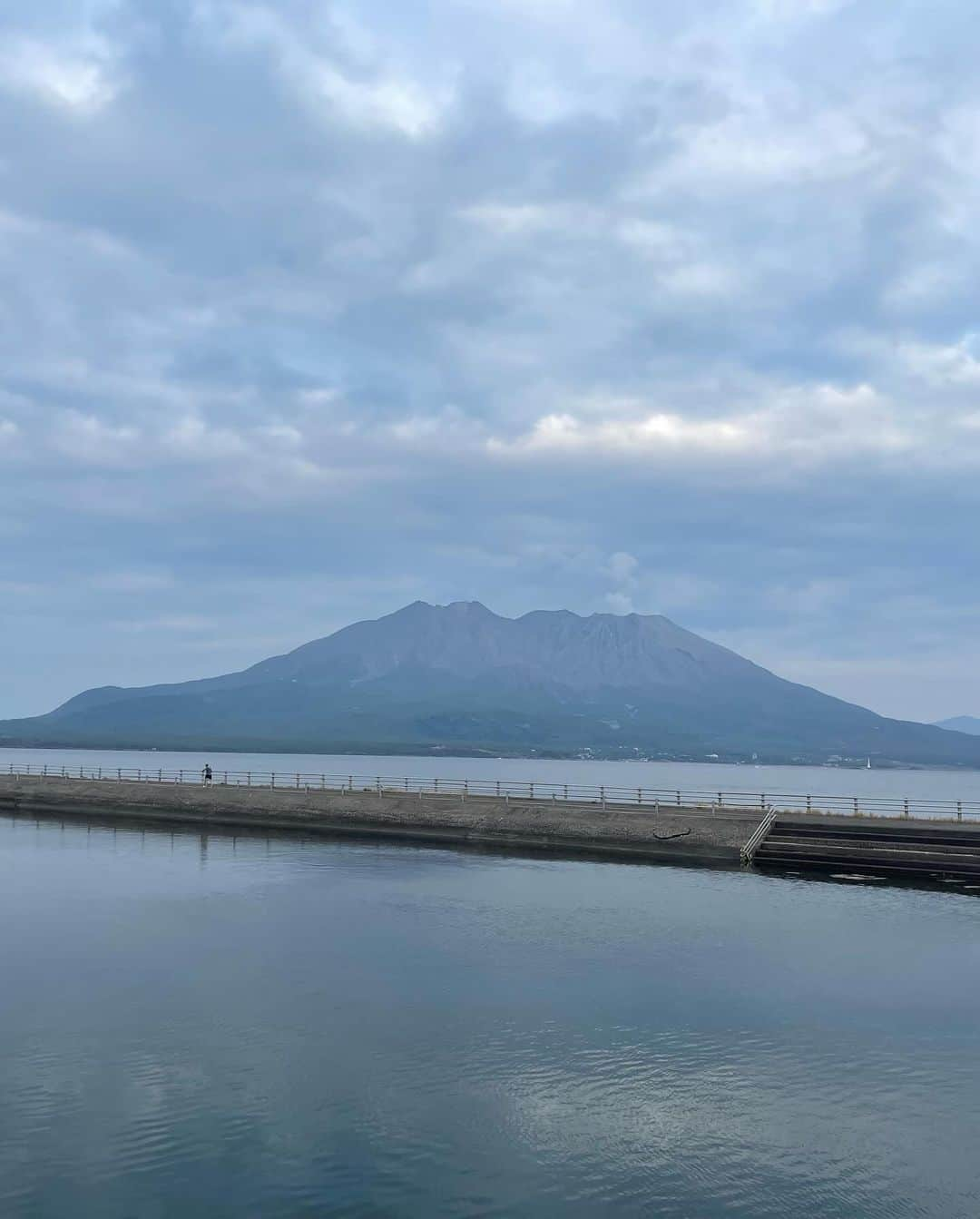 兵動大樹さんのインスタグラム写真 - (兵動大樹Instagram)「今日は鹿児島の川商ホールでした。  合間、時間があったので、西郷隆盛終焉の地までウォーキング。  終焉の地で終わるのもと思い、昔、行った事のある誕生の地までウォーキング延長。  途中、西郷さんとツーショット。  やっと誕生の地に到着！  そこから川商ホールへウォーキング。  途中、坂本龍馬の日本で最初の新婚旅行の碑に寄って、最後は桜島！  最高の鹿児島でした！  パワーもらったでごわす！！  #鹿児島」11月26日 16時31分 - daiki.hyodo