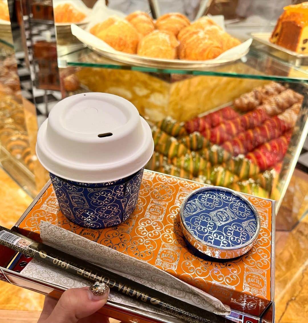 のインスタグラム：「今回バタバタで全然フリータイムなかったんだけど、 空港でBACHAいけた☕️  以前スタッフさんにいただいてから店舗に行きたいっておもって楽しみにしてたの✨ シンガポールの有名な紅茶TWGと同じグループのコーヒーショップ、BACHA☕️ 店舗もオシャレすぎて可愛かったあああー。  機内でゆっくり飲もうと思ったけど、シンガポールの空港は搭乗口のギリギリに荷物チェックがあることを忘れていた😭高級コーヒーを搭乗口で一気のみしました😭🤣🤣  クロワッサンは機内で。 もっちりでめちゃくちゃうまかったーーー🥐  #bacha #bachacoffee #singapore #changiairport」