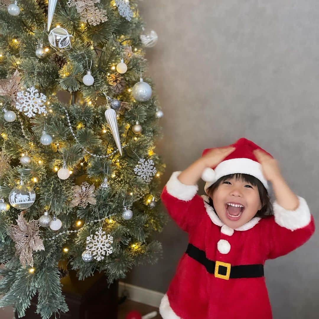 いわさきふきこ さんのインスタグラム写真 - (いわさきふきこ Instagram)「「サンタさん、プレゼントくれたかな〜？」と、毎日ツリーの下を覗きに行く人。  #令和元年生まれ #令和元年10月生まれ #4歳1ヶ月 #4歳女の子」11月26日 16時33分 - fukikoiwasaki