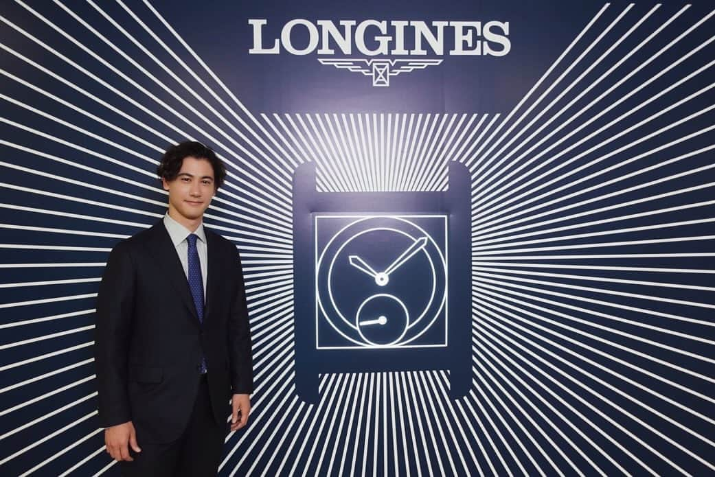 国山ハセンのインスタグラム：「The Japan Cup in association with LONGINES 2023  イクイノックスの素晴らしい走りに感動しました。 そしてまさかのビギナーズラック！  何という熱気、これが競馬の魅力なんですね！！  普段から愛用しているロンジンの腕時計は父から譲り受けた愛着のある一本です。ロンジンを愛するものとしてこの場に来られた事を大変光栄に感じます。  #ロンジン腕時計 #EleganceisanAttitude #mc」