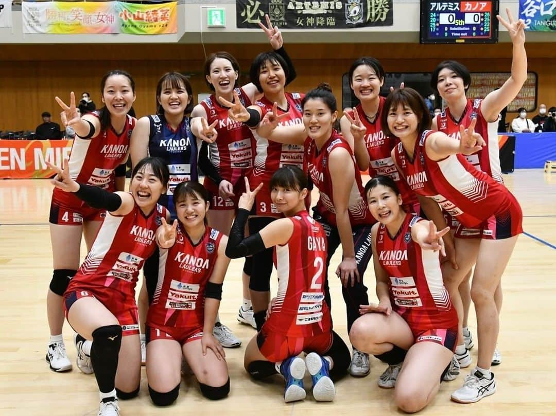 熊本比奈のインスタグラム：「V3 League  2勝目🌟🌟 vsアルテミス北海道  大西選手、ド派手にやらかしてたの、 笑えた。笑 おつかれさん♡  山田、おたおめ！  いつもご声援をありがとうございます!! 今回出た課題と向き合い、 コンディションを整え、 来週の岡山大会に挑みます。  来週もよろしくお願いします‼️  #カノアラウレアーズ福岡 #Vリーグ #V3League #2勝目」