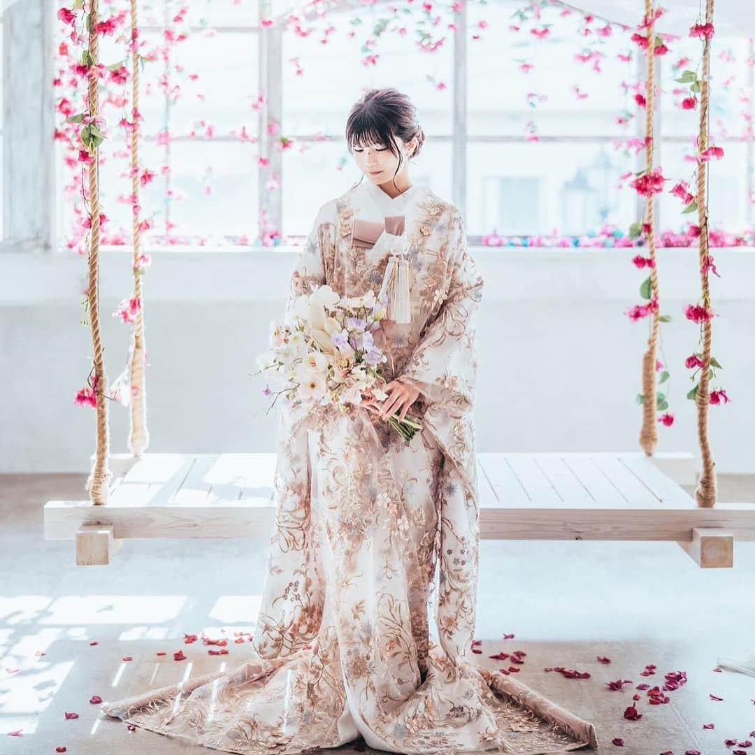 Choole 業界初、オンライン結婚式準備サービスさんのインスタグラム写真 - (Choole 業界初、オンライン結婚式準備サービスInstagram)「【 #レース打掛 】 #結婚式  #結婚式コーデ  #打掛ヘア  こんばんは！トキハナ編集部です✨  今回は可愛すぎて大反響を呼んだ💗レース打掛をご紹介します🫧 - - - - - - - -  Photo by @sy_wedding423 @rswk_owd @eggfilm_miyazaki  - - - - - - - —   ——————————————————  ⚜️トキハナInstagramとは？  ・結婚式準備に役立つ情報を毎日投稿♡  ・まだ結婚式場が決まっていない花嫁さまへ🌸  ドレス試着・パーソナルカラー診断イベント  定期開催中👗🌈   ・お見逃しのないよう  @tokihana_weddingからフォローください✨   ⚜️トキハナって？   LINEで式場探し使いやすさNo.1✨  『結婚式場見学予約サイト👰🏻‍♀️』    🕊トキハナの特徴🕊   ・持ち込みOKの式場掲載数No.1(自社調べ)👑  ・即決不要で、最大割引が貰える💰  ・自分たちの費用が見学前にわかるから安心💛  ・LINEでいつでも元プランナーに相談できる💡  ・カンタン診断で好みの式場が見つけられる💖  ・ドレス最大50%オフクーポンもget👗  登録はID検索orQRコードから▼   ID:@608xvfyd  —————————————————   #ウエディングドレス #カラードレス #ドレス #ドレス試着 #ドレス迷子 #ドレス探し  #結婚式 #結婚式準備 #プレ花嫁 #卒花嫁 #トキハナ」11月26日 16時37分 - tokihana_wedding