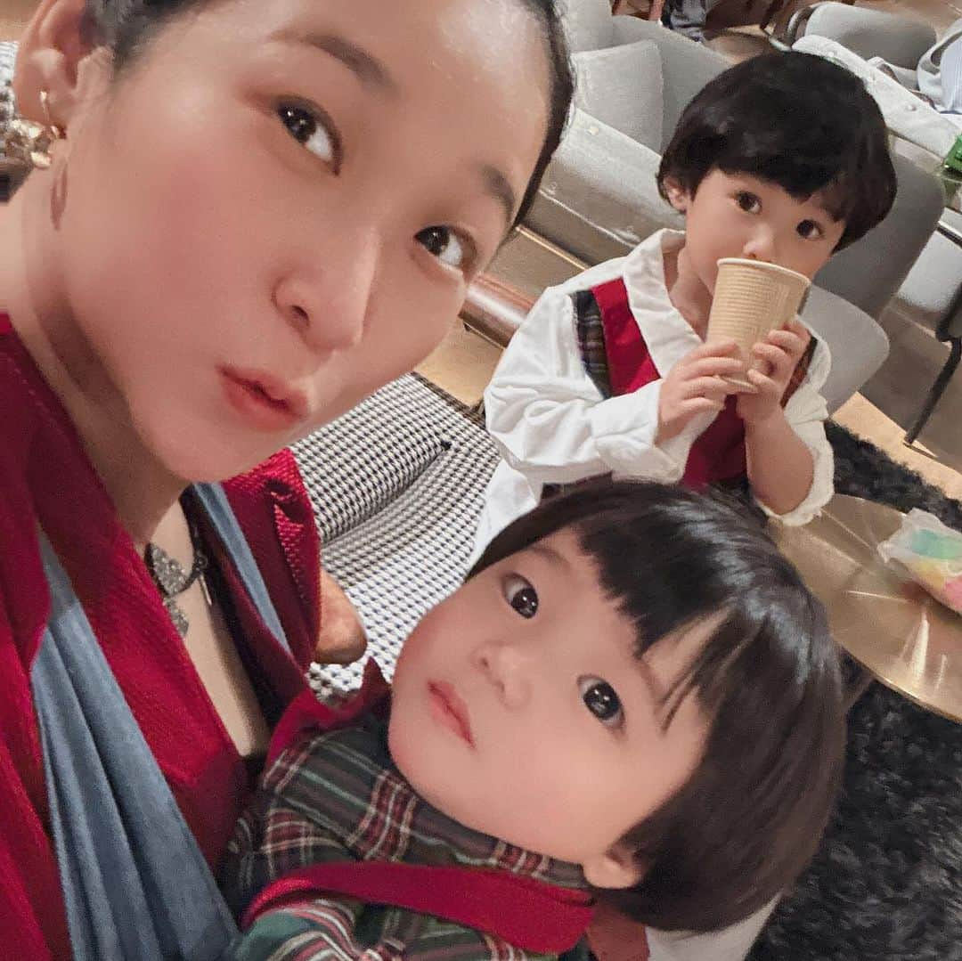 世手子さんのインスタグラム写真 - (世手子Instagram)「【PR】 Jazz collaboration at the hotel✨✨ We listened to live jazz music🎺🎹 We slept in a nice room at night🎄 @resol_stay_akihabara  #ホテルリソルステイ秋葉原　#ツーリストホテル へジャズライブ聴きに行きました(^.^) クリスマスツリーあったよ(o^^o) JAZZイベント楽しかった(*^▽^*) おしゃれな客室✖️JAZZライブを堪能╰(*´︶`*)╯♡ この日はベースとピアノとペットでした(*´∇｀*) お子様たちもジャズ楽しんでた👏 少し早めのクリスマスイベントとしてもオシャレでぴったり🪅🎅  #リソルステイ秋葉原 にて @kuroku_beauty  #グレイス #KUROKU で 子どもたちが寝静まったころに自分時間 #ヘアケア #シャンプー #トリートメント　#ヘマチン  #ダメージケア  #スカルプケア  #カラー持ち #白髪予防 #抜け毛対策 にもなるから嬉しい(*ﾟ∀ﾟ*) これから続けてみようとおもう😍  #シャンプー難民 #シャンプーマニア #ギフト  #アットコスメ https://www.cosme.net/products/10248120/  #秋葉原 #おしゃれホテル #ホカンス #ホテル女子会 #女子旅 #ひとり旅 #東京ホテル #東京ホテル巡り #東京ホテルステイ #ホテルライク #ホテルステイ #ホテルロビー」11月26日 16時42分 - rojide