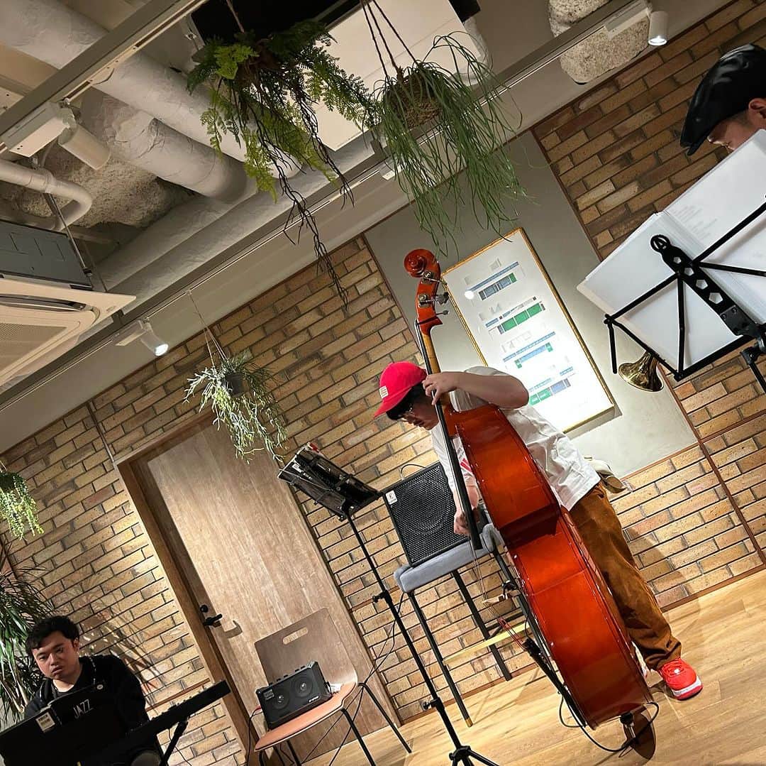 世手子さんのインスタグラム写真 - (世手子Instagram)「【PR】 Jazz collaboration at the hotel✨✨ We listened to live jazz music🎺🎹 We slept in a nice room at night🎄 @resol_stay_akihabara  #ホテルリソルステイ秋葉原　#ツーリストホテル へジャズライブ聴きに行きました(^.^) クリスマスツリーあったよ(o^^o) JAZZイベント楽しかった(*^▽^*) おしゃれな客室✖️JAZZライブを堪能╰(*´︶`*)╯♡ この日はベースとピアノとペットでした(*´∇｀*) お子様たちもジャズ楽しんでた👏 少し早めのクリスマスイベントとしてもオシャレでぴったり🪅🎅  #リソルステイ秋葉原 にて @kuroku_beauty  #グレイス #KUROKU で 子どもたちが寝静まったころに自分時間 #ヘアケア #シャンプー #トリートメント　#ヘマチン  #ダメージケア  #スカルプケア  #カラー持ち #白髪予防 #抜け毛対策 にもなるから嬉しい(*ﾟ∀ﾟ*) これから続けてみようとおもう😍  #シャンプー難民 #シャンプーマニア #ギフト  #アットコスメ https://www.cosme.net/products/10248120/  #秋葉原 #おしゃれホテル #ホカンス #ホテル女子会 #女子旅 #ひとり旅 #東京ホテル #東京ホテル巡り #東京ホテルステイ #ホテルライク #ホテルステイ #ホテルロビー」11月26日 16時42分 - rojide