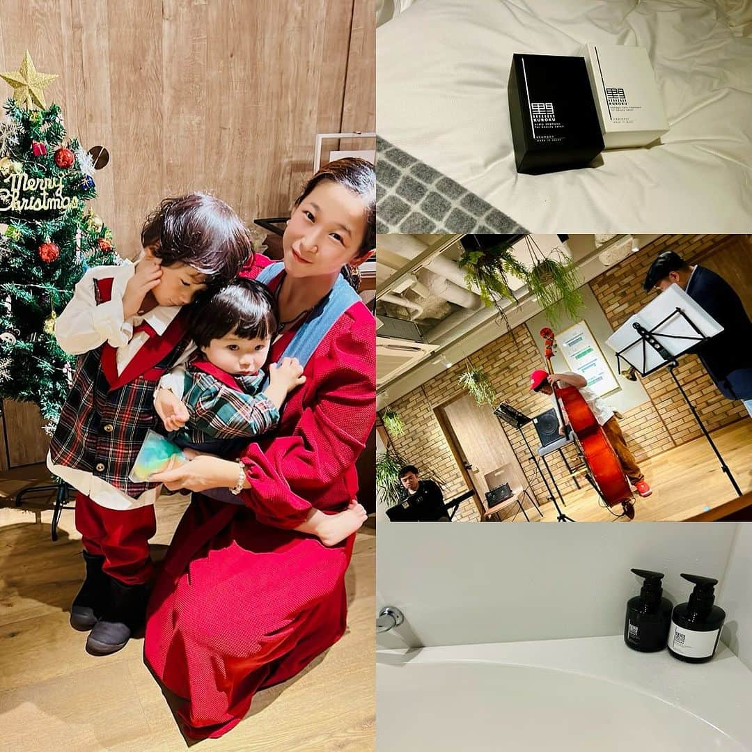 世手子さんのインスタグラム写真 - (世手子Instagram)「【PR】 Jazz collaboration at the hotel✨✨ We listened to live jazz music🎺🎹 We slept in a nice room at night🎄 @resol_stay_akihabara  #ホテルリソルステイ秋葉原　#ツーリストホテル へジャズライブ聴きに行きました(^.^) クリスマスツリーあったよ(o^^o) JAZZイベント楽しかった(*^▽^*) おしゃれな客室✖️JAZZライブを堪能╰(*´︶`*)╯♡ この日はベースとピアノとペットでした(*´∇｀*) お子様たちもジャズ楽しんでた👏 少し早めのクリスマスイベントとしてもオシャレでぴったり🪅🎅  #リソルステイ秋葉原 にて @kuroku_beauty  #グレイス #KUROKU で 子どもたちが寝静まったころに自分時間 #ヘアケア #シャンプー #トリートメント　#ヘマチン  #ダメージケア  #スカルプケア  #カラー持ち #白髪予防 #抜け毛対策 にもなるから嬉しい(*ﾟ∀ﾟ*) これから続けてみようとおもう😍  #シャンプー難民 #シャンプーマニア #ギフト  #アットコスメ https://www.cosme.net/products/10248120/  #秋葉原 #おしゃれホテル #ホカンス #ホテル女子会 #女子旅 #ひとり旅 #東京ホテル #東京ホテル巡り #東京ホテルステイ #ホテルライク #ホテルステイ #ホテルロビー」11月26日 16時42分 - rojide