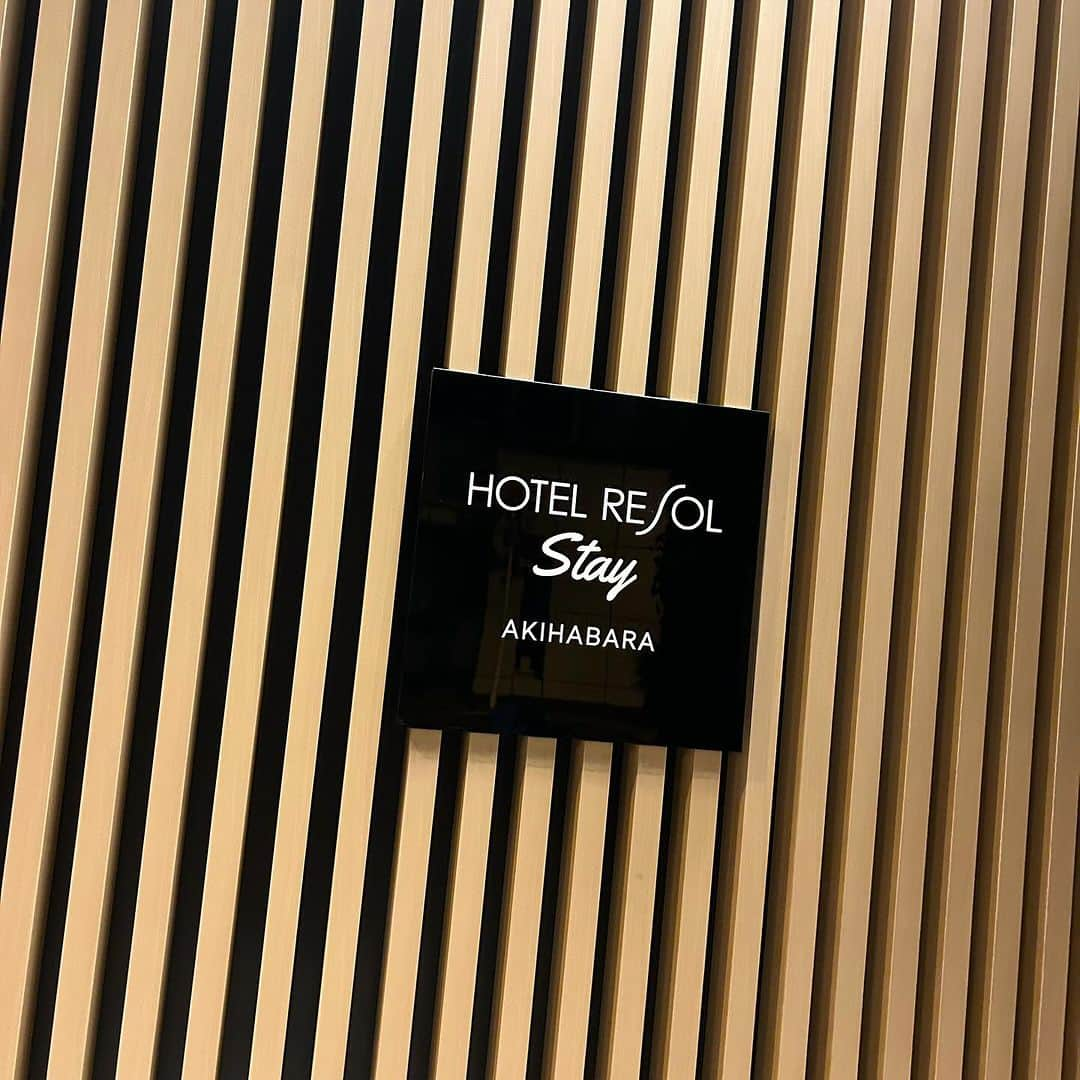 世手子さんのインスタグラム写真 - (世手子Instagram)「【PR】 Jazz collaboration at the hotel✨✨ We listened to live jazz music🎺🎹 We slept in a nice room at night🎄 @resol_stay_akihabara  #ホテルリソルステイ秋葉原　#ツーリストホテル へジャズライブ聴きに行きました(^.^) クリスマスツリーあったよ(o^^o) JAZZイベント楽しかった(*^▽^*) おしゃれな客室✖️JAZZライブを堪能╰(*´︶`*)╯♡ この日はベースとピアノとペットでした(*´∇｀*) お子様たちもジャズ楽しんでた👏 少し早めのクリスマスイベントとしてもオシャレでぴったり🪅🎅  #リソルステイ秋葉原 にて @kuroku_beauty  #グレイス #KUROKU で 子どもたちが寝静まったころに自分時間 #ヘアケア #シャンプー #トリートメント　#ヘマチン  #ダメージケア  #スカルプケア  #カラー持ち #白髪予防 #抜け毛対策 にもなるから嬉しい(*ﾟ∀ﾟ*) これから続けてみようとおもう😍  #シャンプー難民 #シャンプーマニア #ギフト  #アットコスメ https://www.cosme.net/products/10248120/  #秋葉原 #おしゃれホテル #ホカンス #ホテル女子会 #女子旅 #ひとり旅 #東京ホテル #東京ホテル巡り #東京ホテルステイ #ホテルライク #ホテルステイ #ホテルロビー」11月26日 16時42分 - rojide