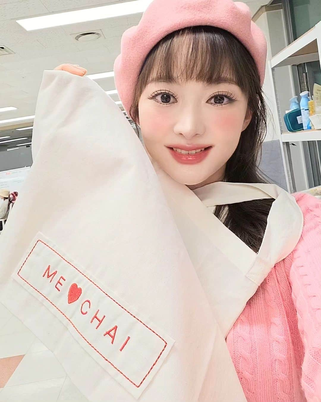 会社員J（会社員Aちゃん）のインスタグラム：「日本発売しましたME+CHAI❤️ 一番人気なのは、やはりお得1番の ❤️EGFバブル エッセンス2本+シカ サルブ クリーム1本❤️のセットで、 社員の中で人気なのは、🩷バブルエッセンス1本+クリーム1本のセット🩷でもらえる 可愛いエコバックなんです😃  11月27日の19時、youtube の生配信で 気になること私に全部聞いたり、 敏感肌のお悩みを分かち合いましょう☺️」