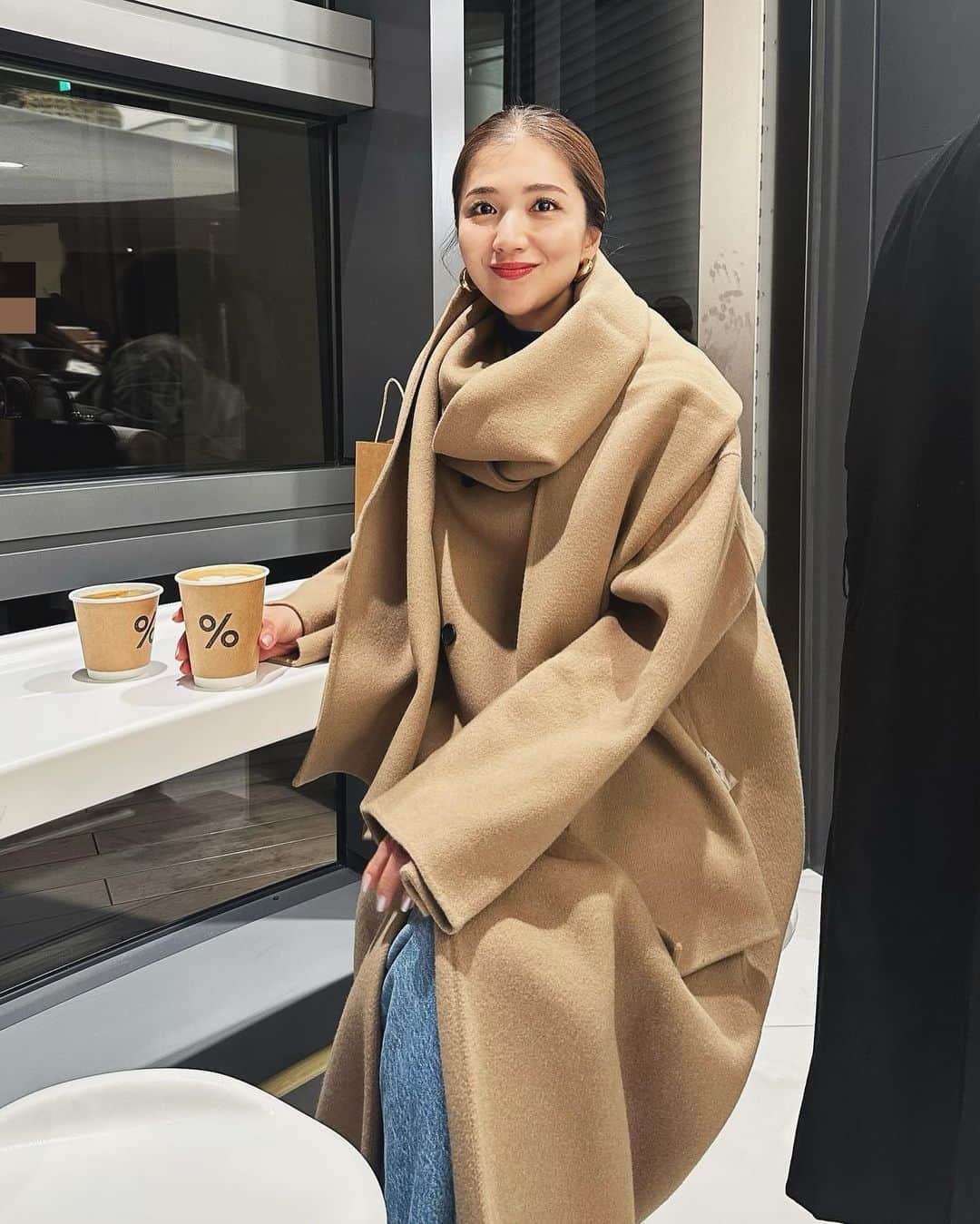 上原歩のインスタグラム：「* ぐっと冷えますね。 やっとしっかりウールコート🧥の出番です  今年のロングコートは @casa_fline のノーカラーコート。 足首まですっぽりの長さがとっても暖かいです。 マフラーも同じ素材でセットで付いていて 他のコートにも使えてとっても便利です🤎  急な温度変化 体調崩さぬようお身体暖かくお過ごしください⛄️  ・ ______________________________________________  #love #life #loveislove #casafline  #カーサエフライン #コート」