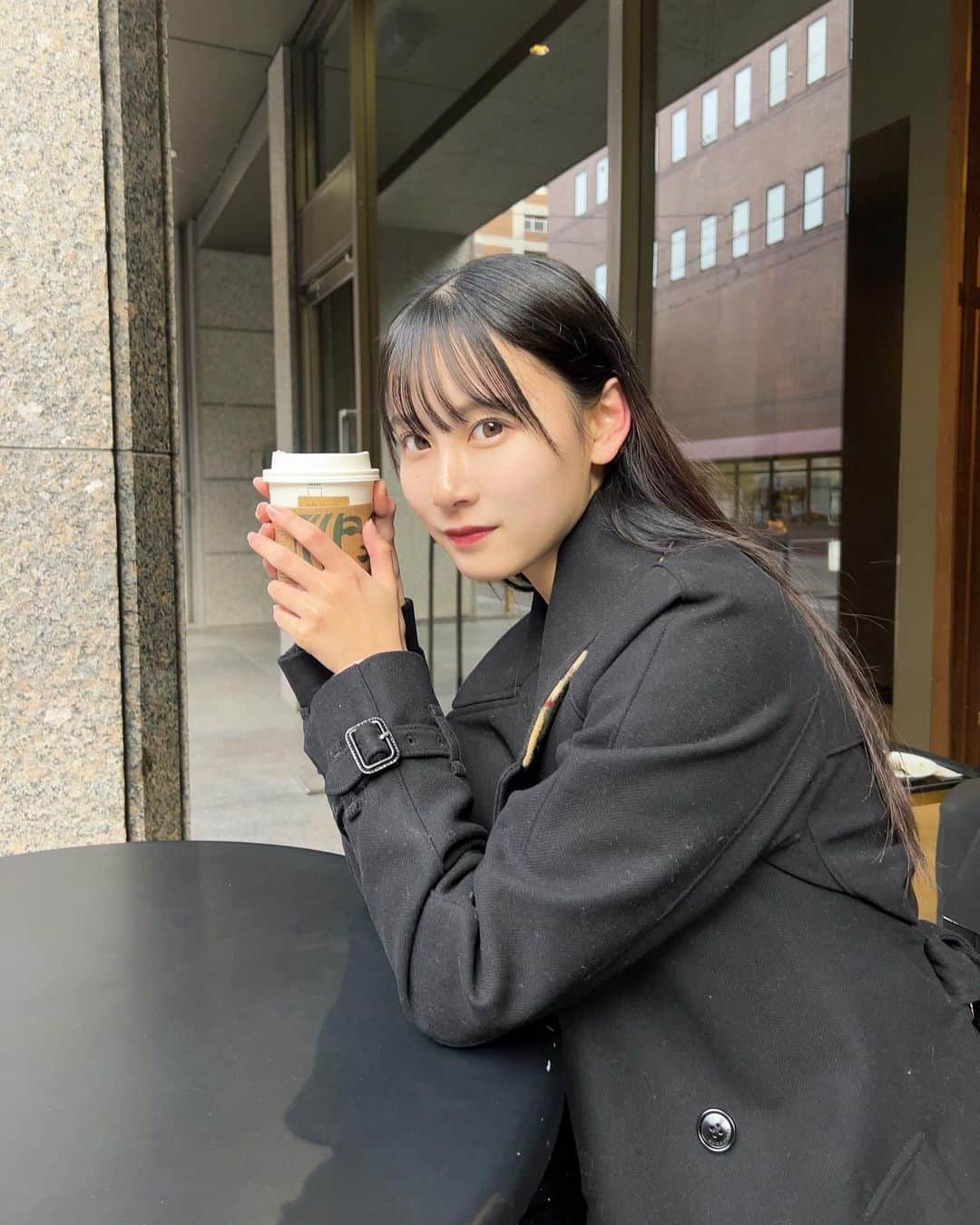 坊迫咲藍さんのインスタグラム写真 - (坊迫咲藍Instagram)「良い写真🩶☕️ そして今日は寒すぎる⛄️❄️ 寒すぎてお鼻が赤い(笑)🦌  今朝の京都の気温は4℃でした🍁 皆さんも暖かい格好してくださいね😉🩵    . .  #burberry #黒髪  #黒髪ロング  #黒髪女子  #ブルベ  #ブルベ夏  #ブルベ冬  #冬コーデ  #冬服コーデ  #ロングコート  #ブラックコーデ  #fyp #fypシ #02 #02년생 #スタバ  #スタバ新作  #スタバカスタム  #スターバックス  #starbucks  #京都  #京都グルメ  #河原町  #河原町カフェ  #河原町ランチ  #笠野咲藍」11月26日 16時45分 - 12__sar