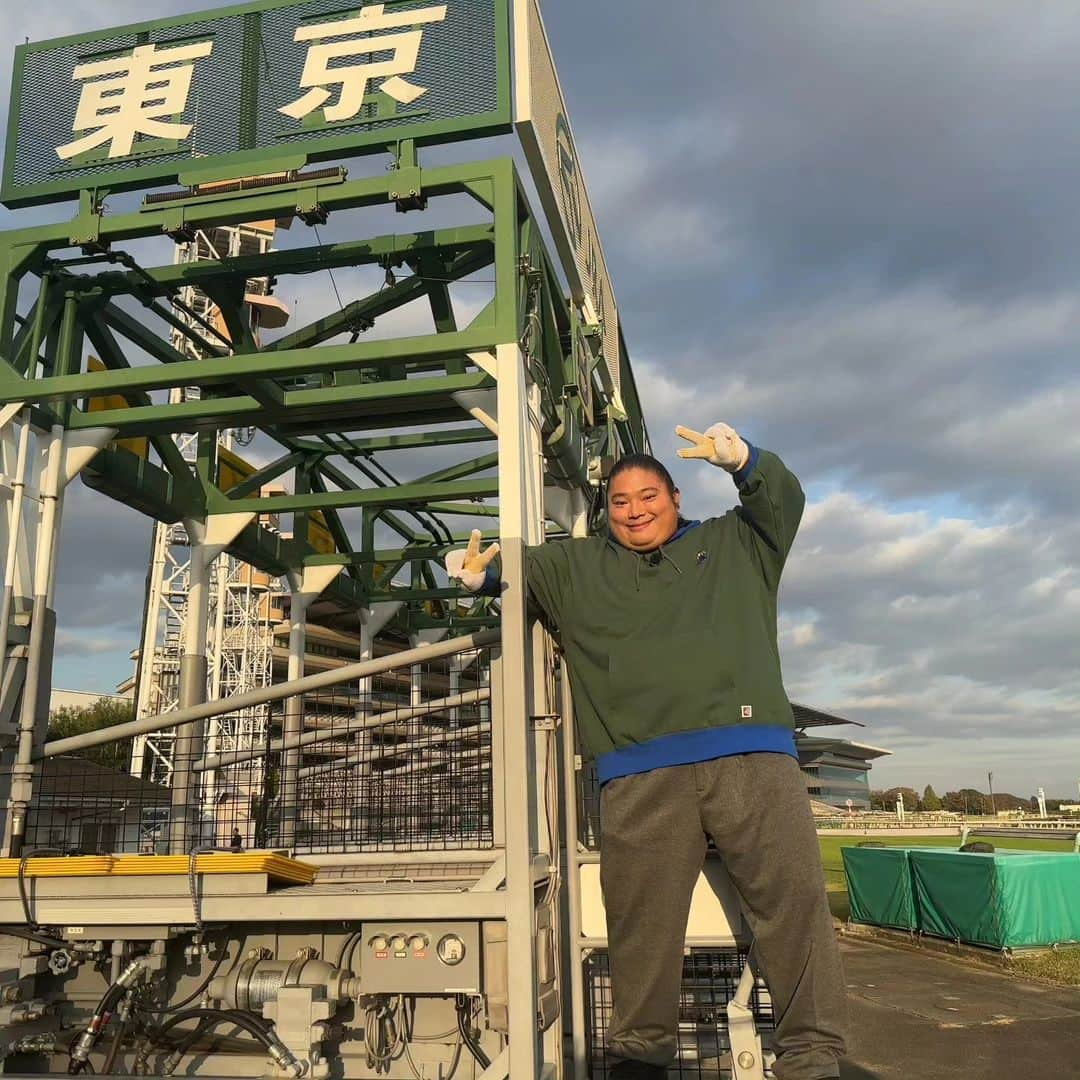 富栄ドラムのインスタグラム：「『ドラム馬JOB大冒険』のロケで東京競馬場へ行った際に📸🎉 壮大なスケールに圧倒しました👀‼️👏 🐴レースで使用する発馬機をスタート地点に設置したり、扉の点検をしました✅✨ 順調に馬JOBマスターになりつつあります👍️🌟第6話も是非お楽しみに👋🎊 今日はジャパンカップ🏆️なのでTVでサラブレッド達の頑張りを鑑賞しています📺️❇️ #富栄ドラム #ドラム馬job大冒険 #jra」