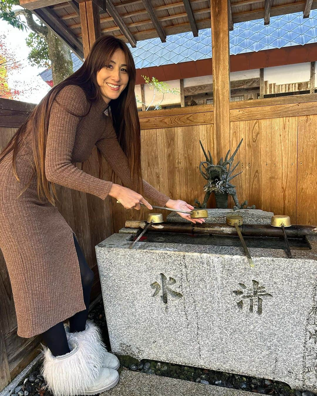 道端カレンさんのインスタグラム写真 - (道端カレンInstagram)「🍁🍁  紅葉見物  紅葉の京都南丹市の龍隠寺という禅寺の紅葉がとっても綺麗でした。 新幹線に乗る前に時間が余ったので連れて行っていただきました。 それでも今年、夏が長く続き気温が高かった為、紅葉はあまり綺麗ではないようです。 綺麗に色付くには寒暖差がしっかりあると美しい色を出すそうです。  京都には桜の時期の観光はじめ、夏から秋にかけては毎年京都トライアスロンでも来ていましたが、実は紅葉を見れたのは初でした。  来年からは毎年この時期に合わせて来たいなと思えるくらい綺麗でした。  #南丹市文化観光大使 #南丹市 #南丹市スポーツ協会 #京都 #龍隠寺 #禅寺 #紅葉」11月26日 16時46分 - karenmichibata