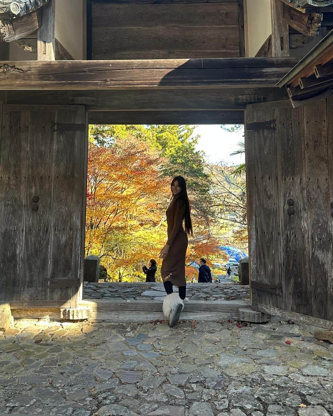 道端カレンのインスタグラム：「🍁🍁  紅葉見物  紅葉の京都南丹市の龍隠寺という禅寺の紅葉がとっても綺麗でした。 新幹線に乗る前に時間が余ったので連れて行っていただきました。 それでも今年、夏が長く続き気温が高かった為、紅葉はあまり綺麗ではないようです。 綺麗に色付くには寒暖差がしっかりあると美しい色を出すそうです。  京都には桜の時期の観光はじめ、夏から秋にかけては毎年京都トライアスロンでも来ていましたが、実は紅葉を見れたのは初でした。  来年からは毎年この時期に合わせて来たいなと思えるくらい綺麗でした。  #南丹市文化観光大使 #南丹市 #南丹市スポーツ協会 #京都 #龍隠寺 #禅寺 #紅葉」