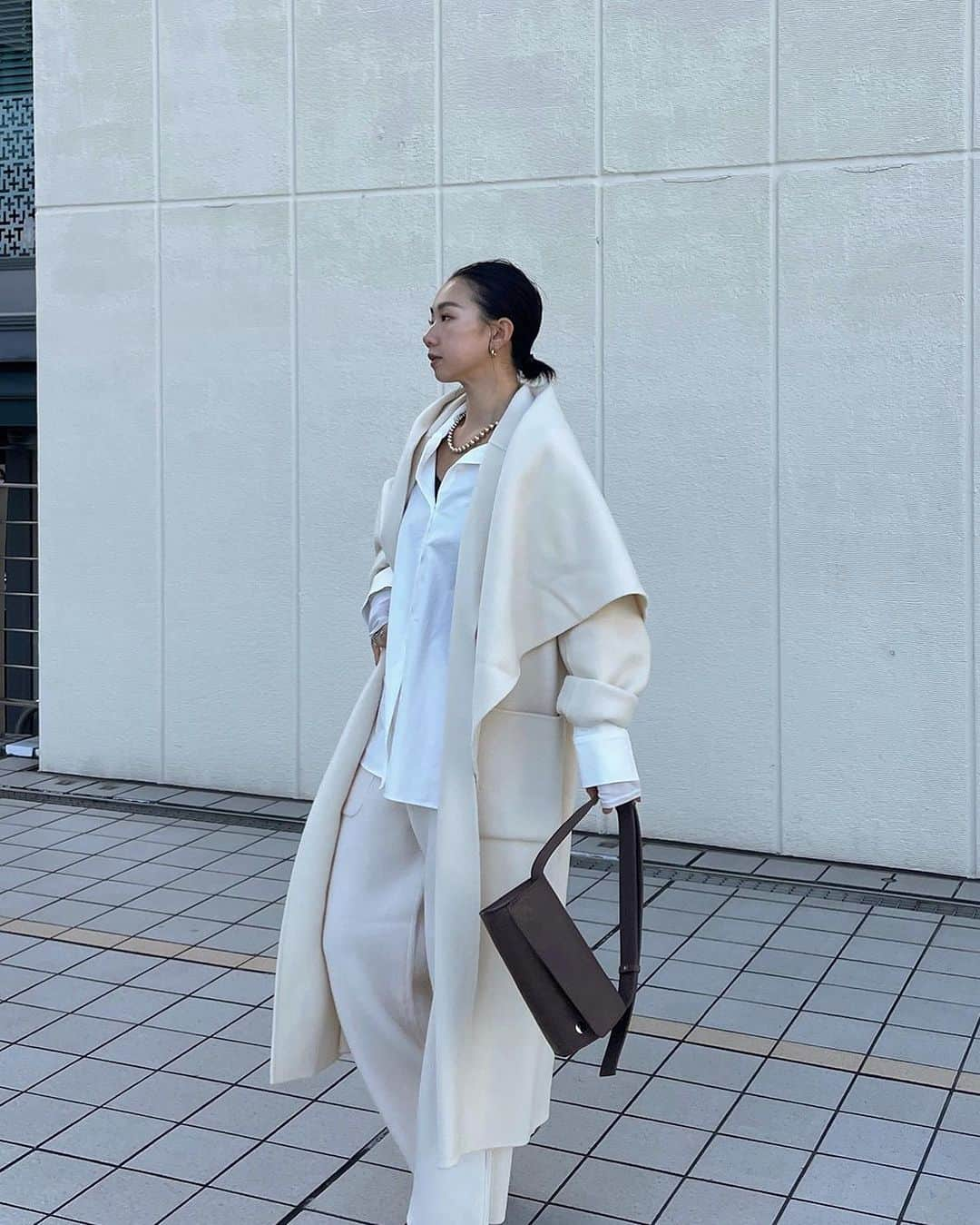 ETRÉ TOKYO ストアさんのインスタグラム写真 - (ETRÉ TOKYO ストアInstagram)「@etretokyo  【 Recommend Items 】  ㅤㅤㅤ ㅤㅤㅤ #ETREリバーストールロングコート IVORY / BEIGE / NAVY S.M size ¥51,700(tax in) ㅤㅤㅤ ㅤㅤ ㅤㅤㅤ新宿スタッフ @etretokyo_nami 167cm IVORY / M着用  ㅤㅤㅤ本社スタッフ @etretokyo_sorami 162cm IVORY / M 着用  ㅤㅤㅤ┈┈┈┈┈┈┈┈┈┈┈┈┈┈┈┈┈┈┈ ㅤㅤㅤ ㅤㅤ  【INFORMATION】 ⁡ㅤㅤㅤ ⁡ ※ ルミネカード会員様限定で店舗通販のご利用が可能です。  ⁡ ※お電話がつながりにくい可能性がございます。 ⁡ ※また混雑時には入場制限及び 試着点数の制限を設けさせて頂きます。 予めご了承ください。 ⁡ ⁡ ご理解、ご協力を賜りますよう 心よりお願い申し上げます。   ㅤㅤㅤ 【LUMINE SHINJUKU STORE】 ETRÉ TOKYO ルミネ新宿2店 TEL：03-5989-0979  ー営業時間ー (平日、土日祝)11:00-21:00 ⁡  #etretokyo#etre#fashion#etretokyoshinjuku #etre#2023etre#etretokyo_staff_ootd#2023aw #大人ファッションコーデ #シンプルスタイル  #オトナカジュアルコーデ #冬アウター #ロングコートコーデ #リバーコート #オールホワイトコーデ #ストールコーデ」11月26日 16時48分 - etretokyo_store