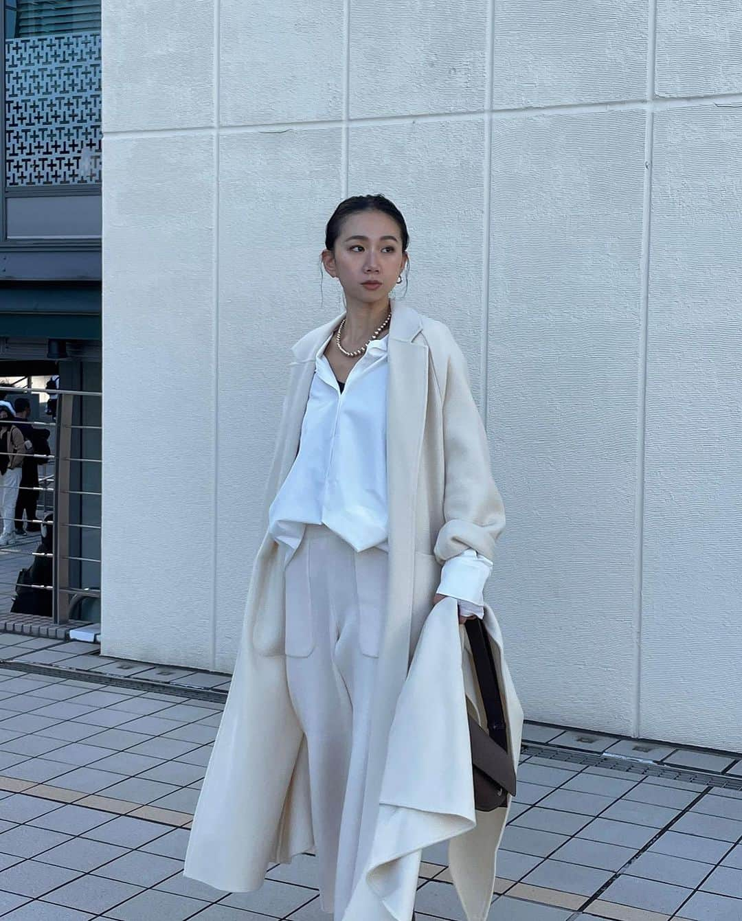 ETRÉ TOKYO ストアさんのインスタグラム写真 - (ETRÉ TOKYO ストアInstagram)「@etretokyo  【 Recommend Items 】  ㅤㅤㅤ ㅤㅤㅤ #ETREリバーストールロングコート IVORY / BEIGE / NAVY S.M size ¥51,700(tax in) ㅤㅤㅤ ㅤㅤ ㅤㅤㅤ新宿スタッフ @etretokyo_nami 167cm IVORY / M着用  ㅤㅤㅤ本社スタッフ @etretokyo_sorami 162cm IVORY / M 着用  ㅤㅤㅤ┈┈┈┈┈┈┈┈┈┈┈┈┈┈┈┈┈┈┈ ㅤㅤㅤ ㅤㅤ  【INFORMATION】 ⁡ㅤㅤㅤ ⁡ ※ ルミネカード会員様限定で店舗通販のご利用が可能です。  ⁡ ※お電話がつながりにくい可能性がございます。 ⁡ ※また混雑時には入場制限及び 試着点数の制限を設けさせて頂きます。 予めご了承ください。 ⁡ ⁡ ご理解、ご協力を賜りますよう 心よりお願い申し上げます。   ㅤㅤㅤ 【LUMINE SHINJUKU STORE】 ETRÉ TOKYO ルミネ新宿2店 TEL：03-5989-0979  ー営業時間ー (平日、土日祝)11:00-21:00 ⁡  #etretokyo#etre#fashion#etretokyoshinjuku #etre#2023etre#etretokyo_staff_ootd#2023aw #大人ファッションコーデ #シンプルスタイル  #オトナカジュアルコーデ #冬アウター #ロングコートコーデ #リバーコート #オールホワイトコーデ #ストールコーデ」11月26日 16時48分 - etretokyo_store