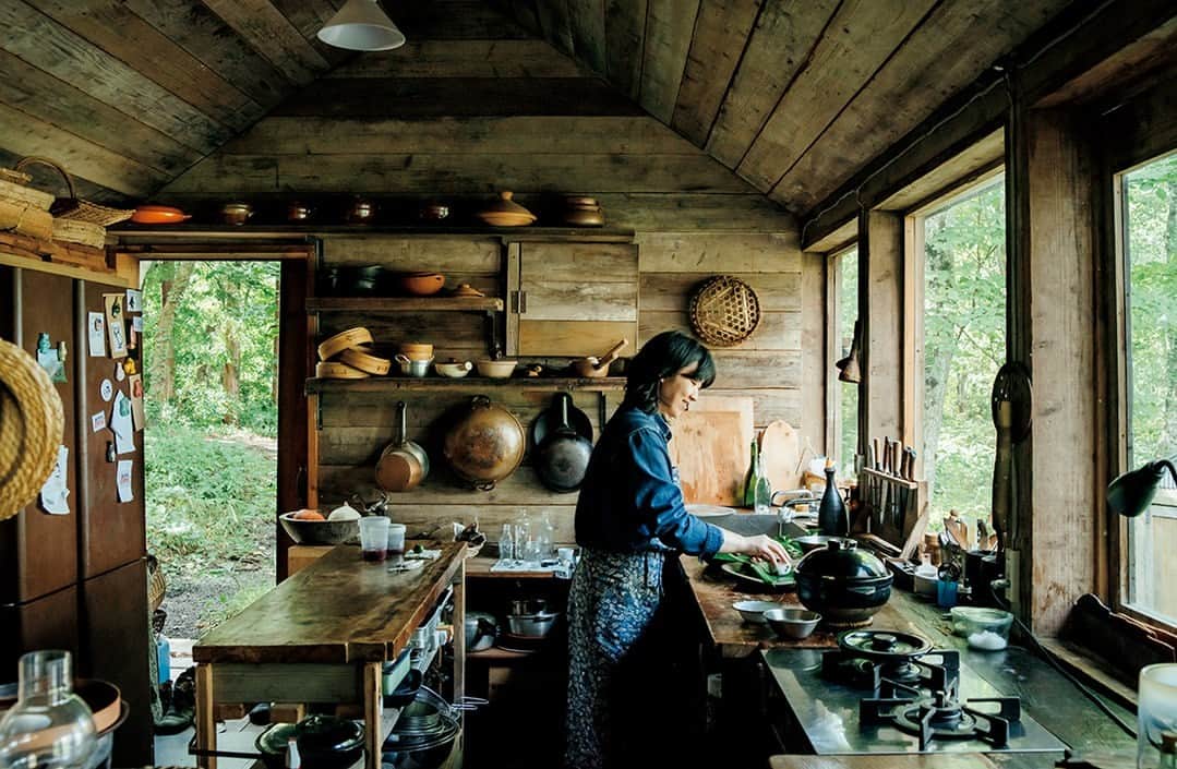 &Premium [&Premium] magazine.のインスタグラム：「料理家・城田文子さん（@fumikoshirota）の住まいは、鳥取・大山の麓の深い森の中。家やキッチンは内装の仕事をしている友人が手がけたそう。この日は、自ら採ってきたムカゴをおにぎりに。「森を歩いていると、何か収穫せずにはいられません。日々、野生の感性が研ぎ澄まされます」。最新号「暮らしの真ん中に、心地よい台所」から。 photo : @mitsuguuu #andpremium #アンドプレミアム #暮らしの真ん中に心地よい台所 #practicalkitchens #kitchen #kitchens #kitcheninterior #kitchendesignideas #キッチン #台所 #城田文子 #ムカゴ #おにぎり #大山 #セルフビルド」