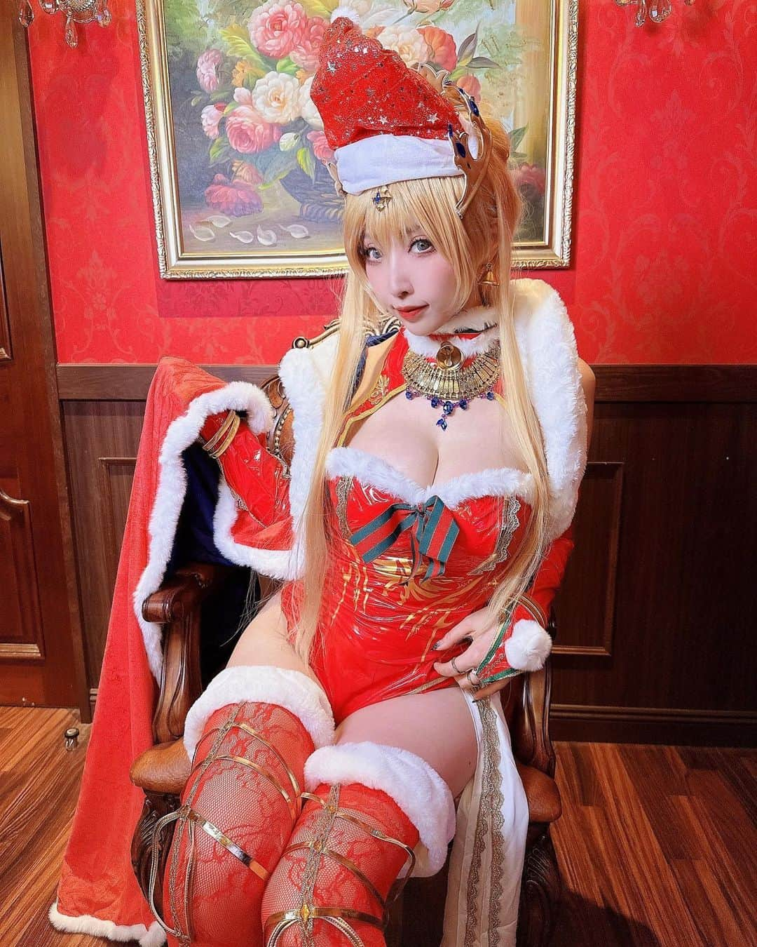 桃色れくさんのインスタグラム写真 - (桃色れくInstagram)「6の付く日！ LINEで返信するの日！ ⁡ メリークリスマス☆（気が早い 今年のクリスマスはどんな予定かな？ ももれくクリスマスパーティー2023はなんと！ 翌日がコスホリなので会場にそのまま居れちゃう 簡易宿泊なプランもあるんだよ🌟 ⁡ 詳細はこちら～！🍑 Instagramで応援してくれてる人はリア充かな？ クリスマス予定ある・・？ よかったら遊びにきてねー！ ⁡ 詳細 https://fantia.jp/posts/2331779 ⁡ すっかり寒くてモコモコが手放せないね🥶🥶 ももれくブランケットとか使ってる？ みんなのおすすめ温かグッズはなんですか？？ ⁡ コミッションの締切は今日までだぞっ✨ そして！今日はLINEで返信する日だぞー！ ⁡ みんなLINE登録してくれてる・・？ さぁ！どんとこーい！ ⁡ * * * * * 🍑ももれくフレンズ予定🍑 ⁡ 12/01　福岡観光オフ会 12/02　福岡即売会▶オフ会 12/23  クリスマスイベント 12/24  コスホリ37 12/30  コミケ103 東チ49a 12/31　コミケ103 東v22ab ⁡ 🍑毎日更新中ファンクラブサイト「Fantia」🍑 Instagramに載せられないのが載ってます♡ https://fantia.jp/fanclubs/17179 ⁡ 🍑＼To my overseas fans／🍑 ▶️https://www.patreon.com/momoreku ⁡ * * * * * #6の付く日 #LINEで返信するの日  #fgo #アルトリアペンドラゴン #サンタ  #🎅 #Christmas #🎄#クリスマス  #サンタコスプレ #cosplaygirl」11月26日 16時54分 - momoreku