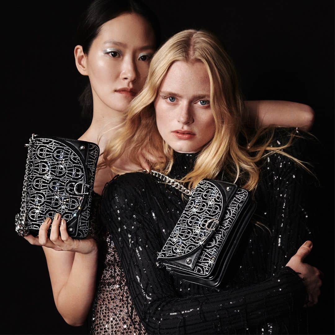 アイグナーのインスタグラム：「Glamour and glitz for the festive days ahead.   The #AIGNER Diadora bag takes on a sparkly appeal this holiday season. The signature Diadora is embellished with small transparent crystal stones in an A-logo arrangement on a premium faux suede base, combined with leather trims and hardware details in shiny silver.   Discover the Diadora and more sparkly accessories for the festive days in stores and at aignermunich.com   #AIGNERSS24」