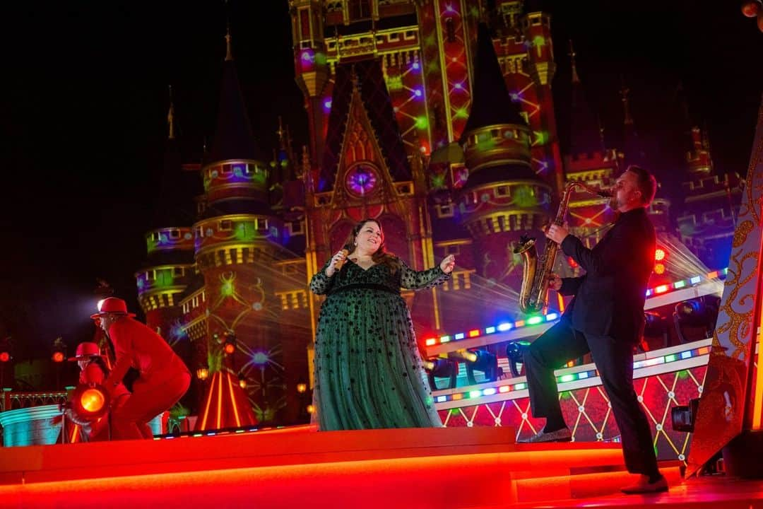 アメリカン・ブロードキャスティング・カンパニーのインスタグラム：「You better not shout, you better not cry, @ChrissyMetz is tellin' you why!! ❄️ #DisneyHolidayCelebration」