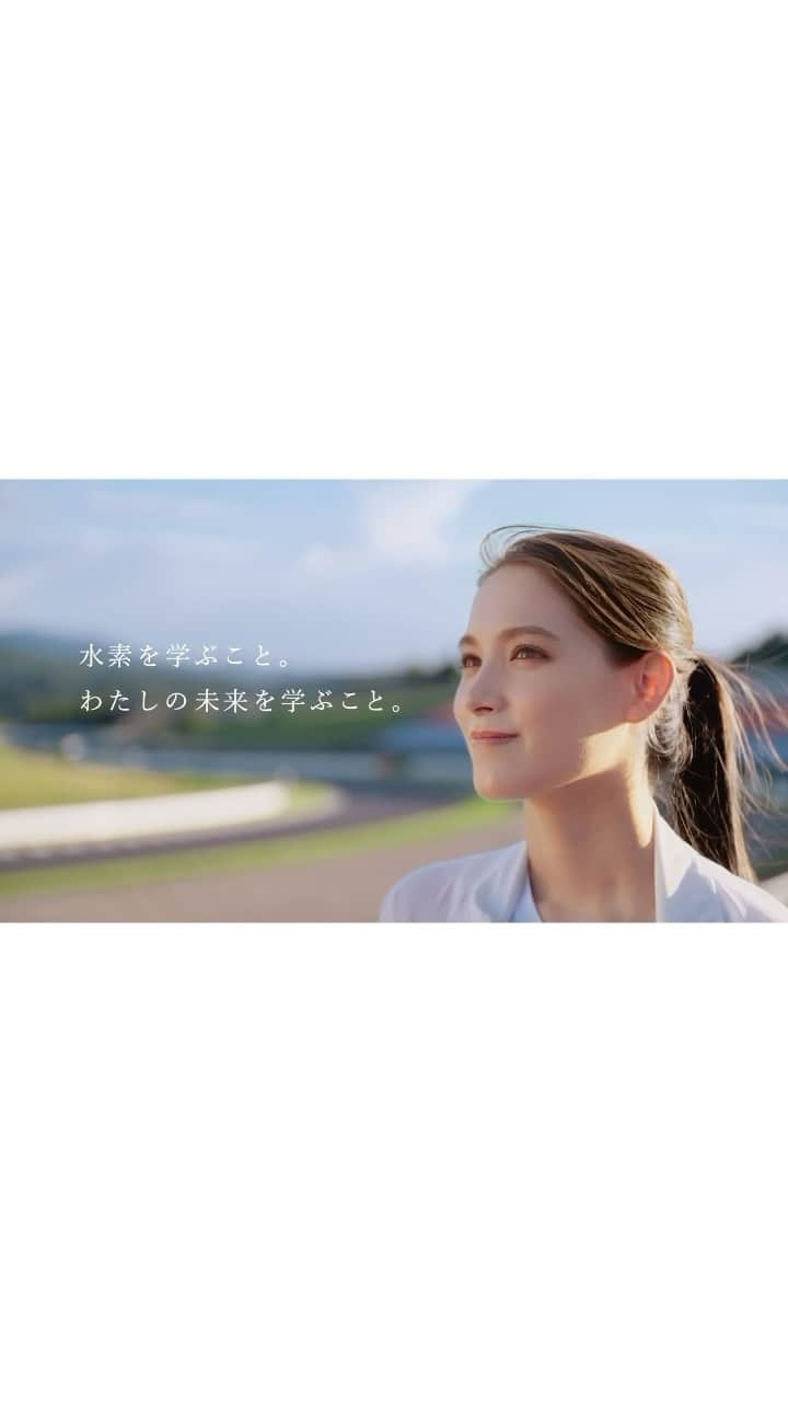 トラウデン直美のインスタグラム：「バージョンが違ったので載せ直し🙏  カワサキ水素大学　4限目！  夏に大分のオートポリスで、水素で走るレーシングカーを見てきました。耐久レースは実際に将来私たちが水素で動く車を使う時の安全性や品質を確かめるためにもとても大事！ それにしても、迫力にびっくりでした😳  ぜひ動画も見てください🌼」