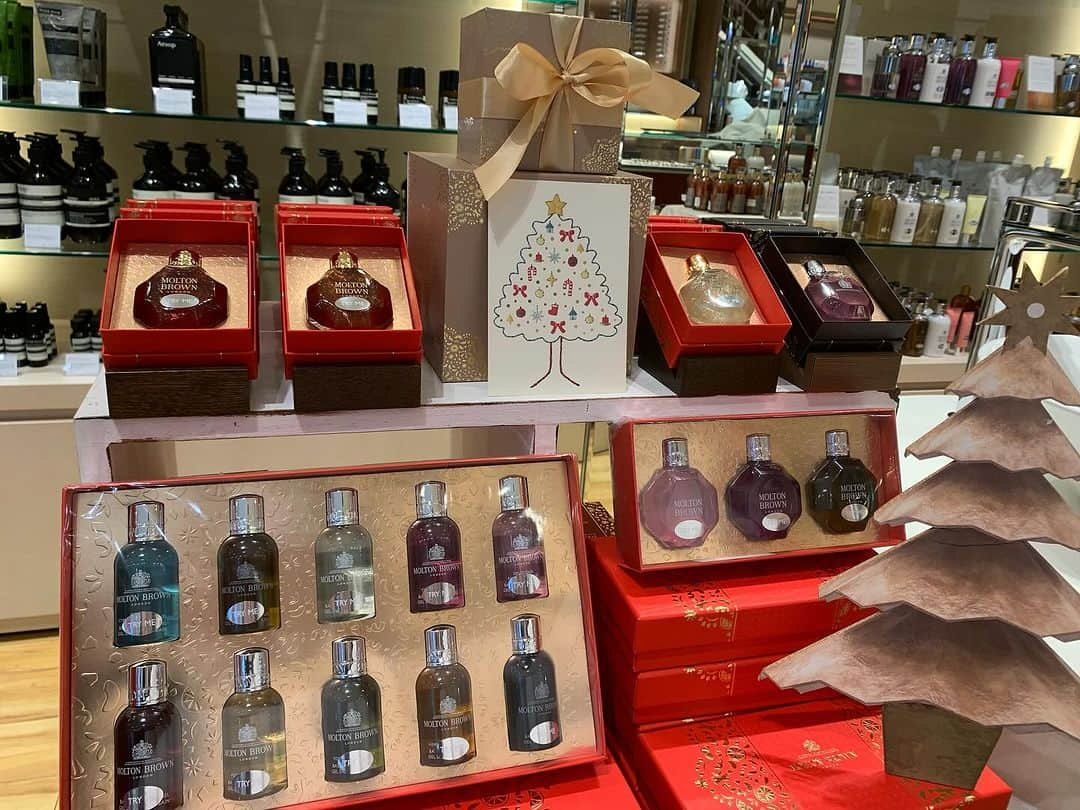 Omotecho Style Storeさんのインスタグラム写真 - (Omotecho Style StoreInstagram)「大切な方への贈り物にピッタリ！MOLTON BROWNのクリスマスギフトセットが届きました🎁 冬の柑橘フルーツやスパイスを万華鏡デザインで表現し、ゴールドのエンボス加工を施した限定ボックス入りギフトです 是非お楽しみください！  #moltonbrown #モルトンブラウン #英国王室御用達#シャワージェル#バスジェル#バスシャワージェル  #岡山#表町#トミヤ#表町スタイルストア #クリスマス#クリスマスプレゼント#クリスマスプレゼント」11月26日 17時02分 - omotechostylestore