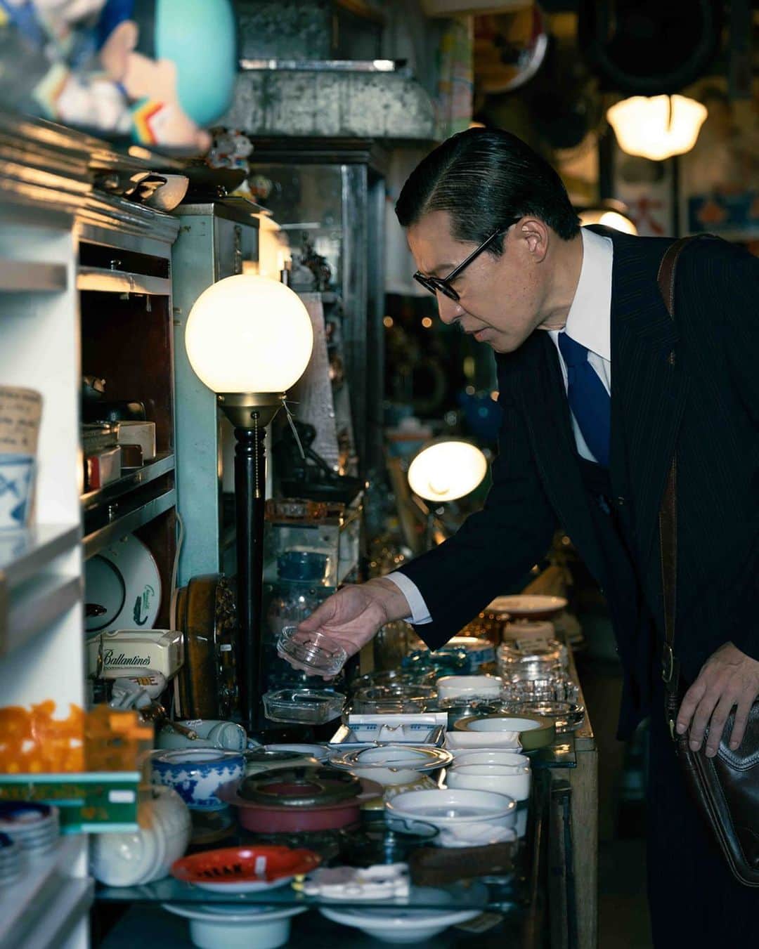 のインスタグラム：「我が家から消えた灰皿じゃないか  #岩井ジョニ男 #ジョニ男 #ジョニスタグラム #jonistagram #イワイガワ #浅井企画 #サラリーマン #whitecollarwork #ninetofiver #東京 #下北沢 #犯人はやす #ポートピア連続殺人事件  #km01 #vintage_gentry  #ビンテージオーダースーツジェントリー  #instagram  #instagood  #model #cool #cooljapan」