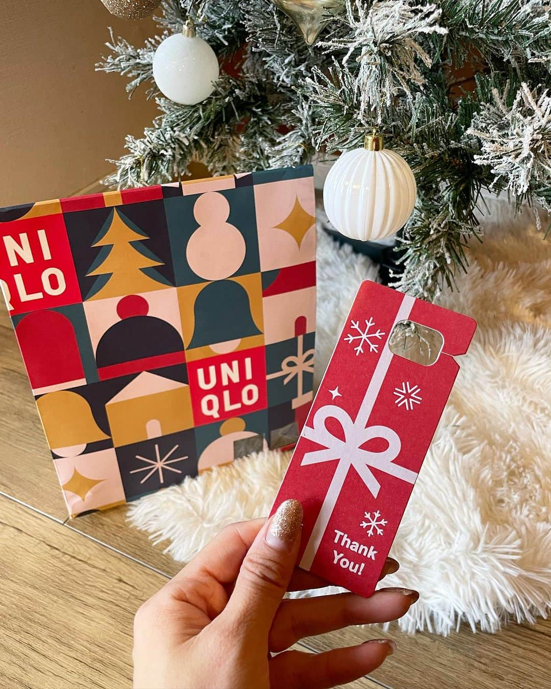 鈴木優美 のインスタグラム：「UNIQLO HOLIDAY GIFT @uniqlo_jp 🎄 ささやかながらパパにニットをプレゼント👨🏽 #スワイプしてね  UNIQLOへ行くとよく選んでプレゼントするのですが、今回はエクストラファインメリノタートルネックセーターのgray(M)を購入✨ . ユニクロではギフト紙バッグが期間限定(50円)で販売しているのでギフトにしてみたよ🎁 とっても可愛いぃ〜😍 店頭ではギフトタグが無料でもらえるの❣️ こういうのはギフトにするだけで、プレゼントする方もされる方もテンション上がりますね💕😊 . . . . . . . . . . . #ユニクロのギフト #ホリデー #uniqlo #ユニクロ #ユニクロ購入品 #ユニクロ購入品 #夫婦 #30代夫婦 #同級生夫婦 #30代コーデ #30代ファッション」