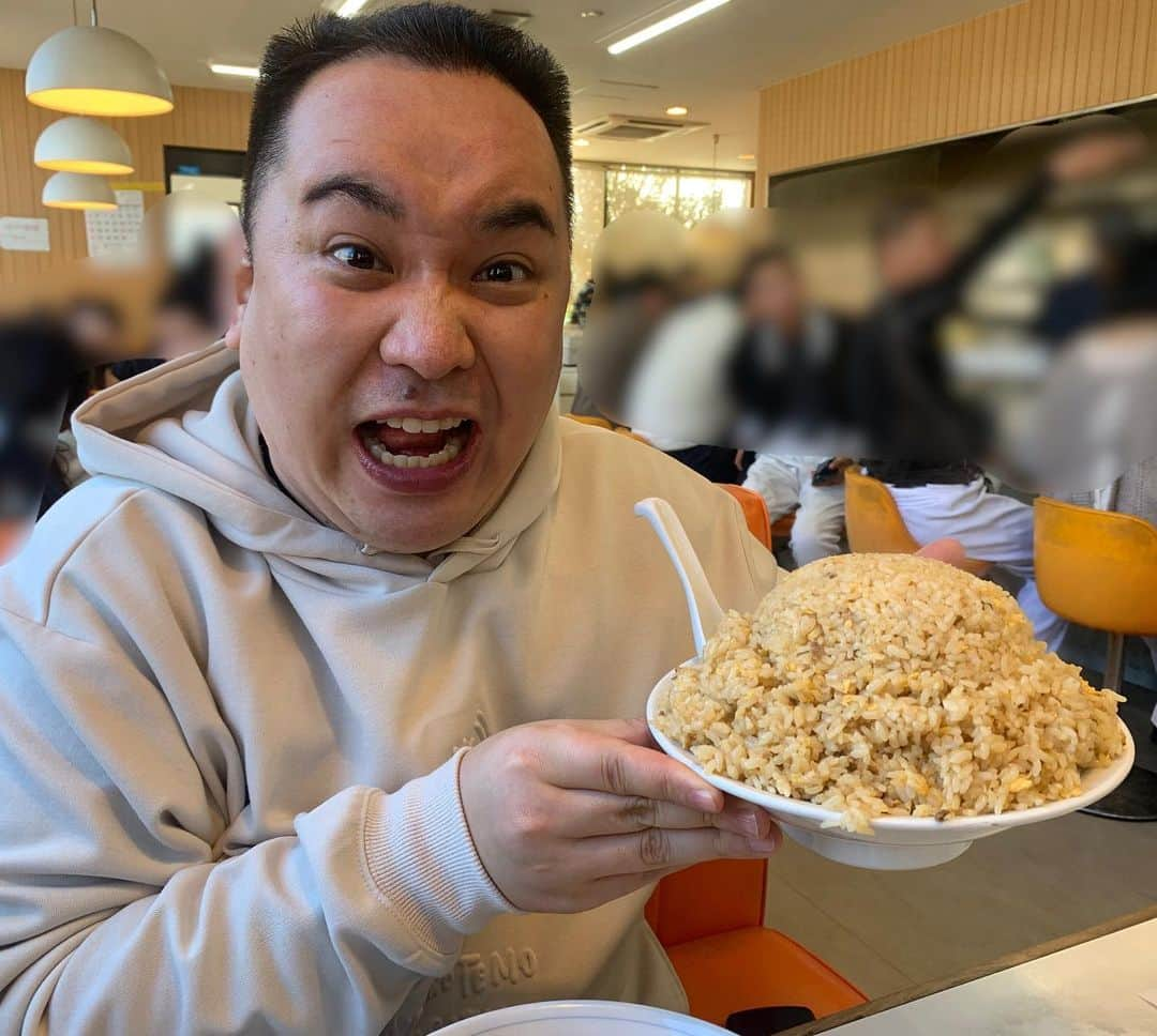 昴生さんのインスタグラム写真 - (昴生Instagram)「昼飯！！ #今日は #岐阜で #寛平師匠のツアー！ #合間に #ミルクボーイ内海さん #に連れていっていただいて #エルフはる #と3人でランチ！ #サッポロラーメン21番折立店 さん！ #うまいー！ #鹿取さんに教えてもらったお店で #いつもここで鹿取さんはチャーハン大を一人で食べて #チャーハンのトレーニングをされてる！ #それをチャーハニングと呼ぶ！ #僕らはその大を3人でシェア！ #それでもなかなかの量！ #そこに #みそラーメン #酢豚 #唐揚げで #中華トレーニング！ #パンプアップで腹パンパン！ #するとそこに突然 #鹿取さん登場！ #庭すぎる！ #嬉しい再会！ #謎のフォーショット撮ってもらいました！ #内海さんとはるへの紹介難しすぎた！ #会えて嬉しかったなー！」11月26日 17時06分 - mikikousei