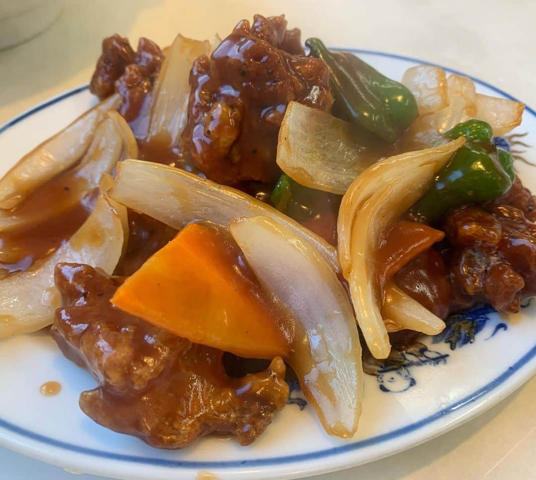 昴生さんのインスタグラム写真 - (昴生Instagram)「昼飯！！ #今日は #岐阜で #寛平師匠のツアー！ #合間に #ミルクボーイ内海さん #に連れていっていただいて #エルフはる #と3人でランチ！ #サッポロラーメン21番折立店 さん！ #うまいー！ #鹿取さんに教えてもらったお店で #いつもここで鹿取さんはチャーハン大を一人で食べて #チャーハンのトレーニングをされてる！ #それをチャーハニングと呼ぶ！ #僕らはその大を3人でシェア！ #それでもなかなかの量！ #そこに #みそラーメン #酢豚 #唐揚げで #中華トレーニング！ #パンプアップで腹パンパン！ #するとそこに突然 #鹿取さん登場！ #庭すぎる！ #嬉しい再会！ #謎のフォーショット撮ってもらいました！ #内海さんとはるへの紹介難しすぎた！ #会えて嬉しかったなー！」11月26日 17時06分 - mikikousei