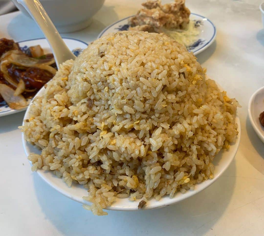 昴生さんのインスタグラム写真 - (昴生Instagram)「昼飯！！ #今日は #岐阜で #寛平師匠のツアー！ #合間に #ミルクボーイ内海さん #に連れていっていただいて #エルフはる #と3人でランチ！ #サッポロラーメン21番折立店 さん！ #うまいー！ #鹿取さんに教えてもらったお店で #いつもここで鹿取さんはチャーハン大を一人で食べて #チャーハンのトレーニングをされてる！ #それをチャーハニングと呼ぶ！ #僕らはその大を3人でシェア！ #それでもなかなかの量！ #そこに #みそラーメン #酢豚 #唐揚げで #中華トレーニング！ #パンプアップで腹パンパン！ #するとそこに突然 #鹿取さん登場！ #庭すぎる！ #嬉しい再会！ #謎のフォーショット撮ってもらいました！ #内海さんとはるへの紹介難しすぎた！ #会えて嬉しかったなー！」11月26日 17時06分 - mikikousei