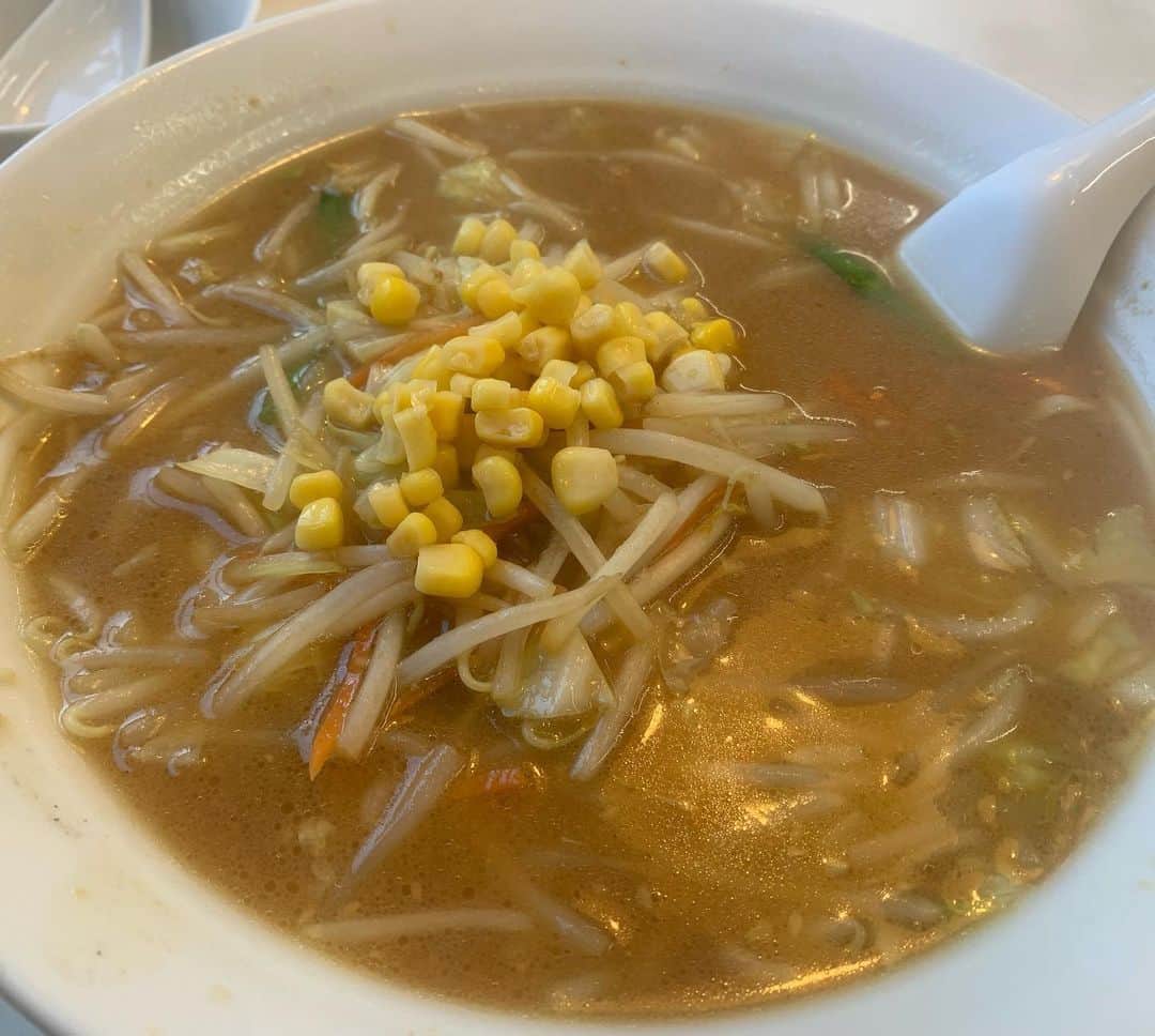 昴生さんのインスタグラム写真 - (昴生Instagram)「昼飯！！ #今日は #岐阜で #寛平師匠のツアー！ #合間に #ミルクボーイ内海さん #に連れていっていただいて #エルフはる #と3人でランチ！ #サッポロラーメン21番折立店 さん！ #うまいー！ #鹿取さんに教えてもらったお店で #いつもここで鹿取さんはチャーハン大を一人で食べて #チャーハンのトレーニングをされてる！ #それをチャーハニングと呼ぶ！ #僕らはその大を3人でシェア！ #それでもなかなかの量！ #そこに #みそラーメン #酢豚 #唐揚げで #中華トレーニング！ #パンプアップで腹パンパン！ #するとそこに突然 #鹿取さん登場！ #庭すぎる！ #嬉しい再会！ #謎のフォーショット撮ってもらいました！ #内海さんとはるへの紹介難しすぎた！ #会えて嬉しかったなー！」11月26日 17時06分 - mikikousei