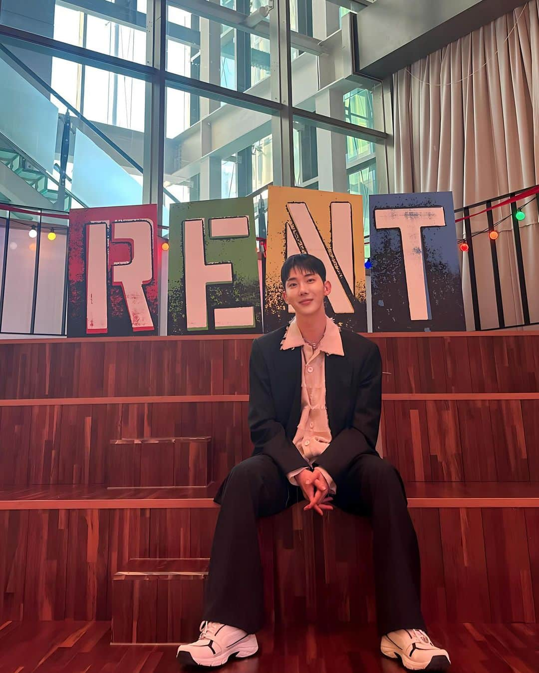 チョ・グォン のインスタグラム：「interview 🎙️  오랜만에 인터뷰 했어요😉  #렌트 #뮤지컬렌트 #RENT」